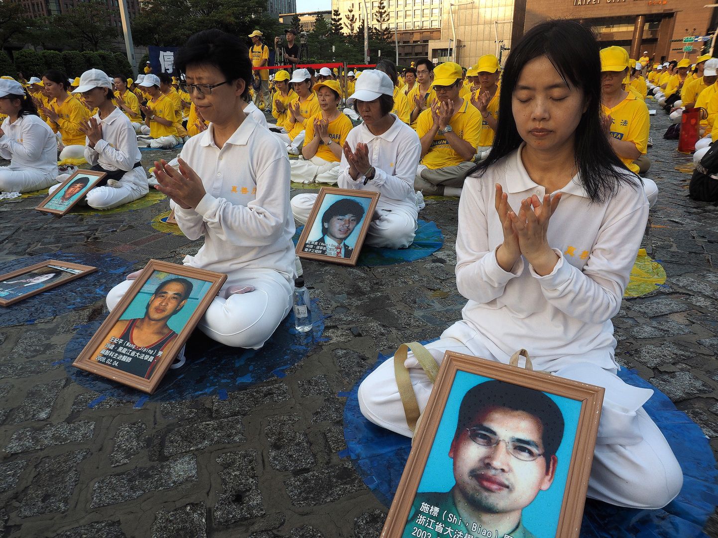 Falun Gongi liikmed mälestamas hukkunuid.