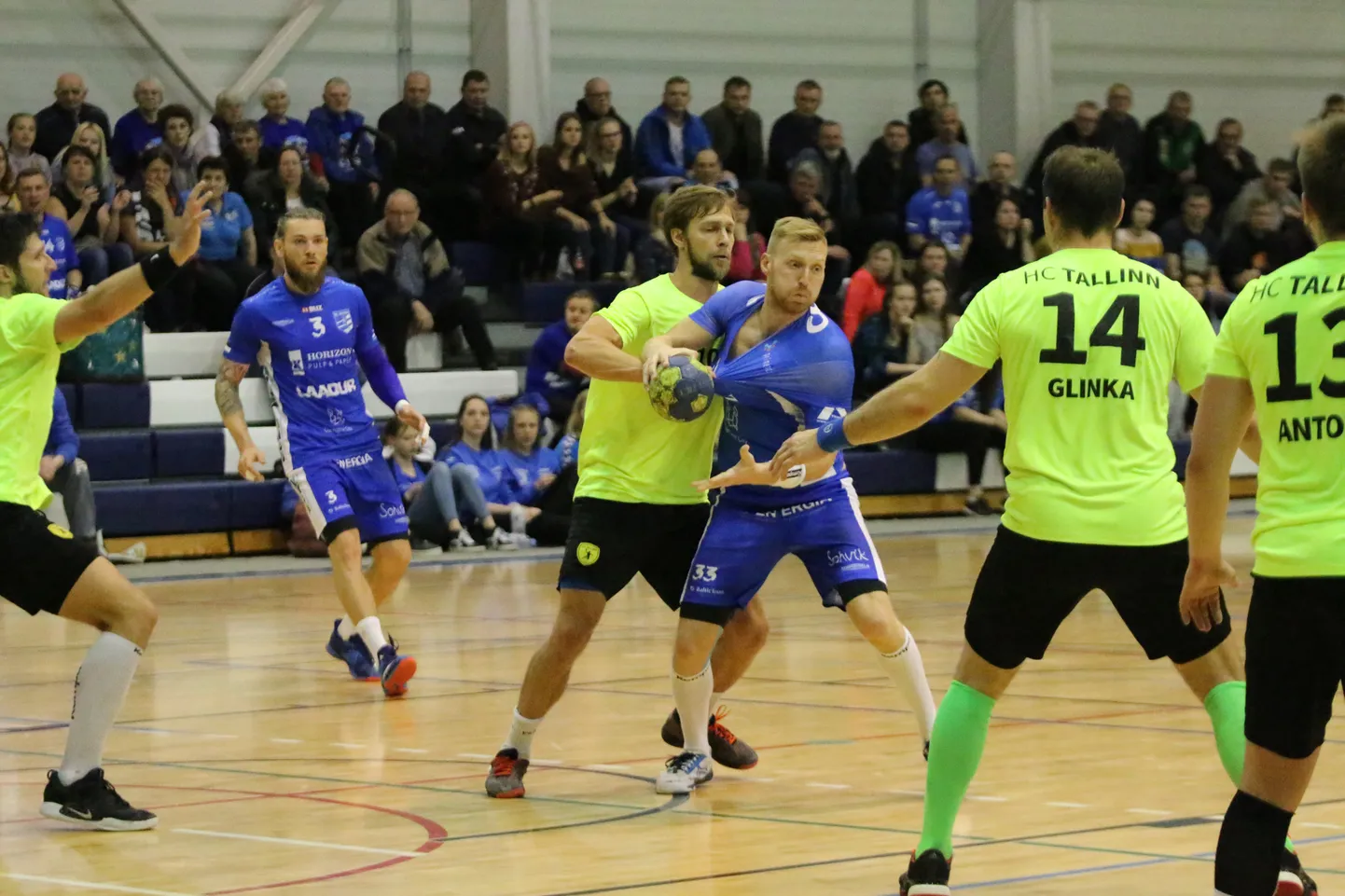 HC Tallinna kaitsetegevus oli üks võidu võti HC Kehra/Horizon Pulp&Paperi vastu. Siin pidurdab Uku-Tanel Laast Kaspar Leesi.