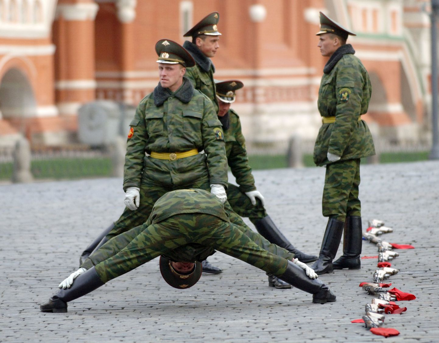 Vene sõdurid teevad venitusharjutusi Moskvas Punasel väljakul.