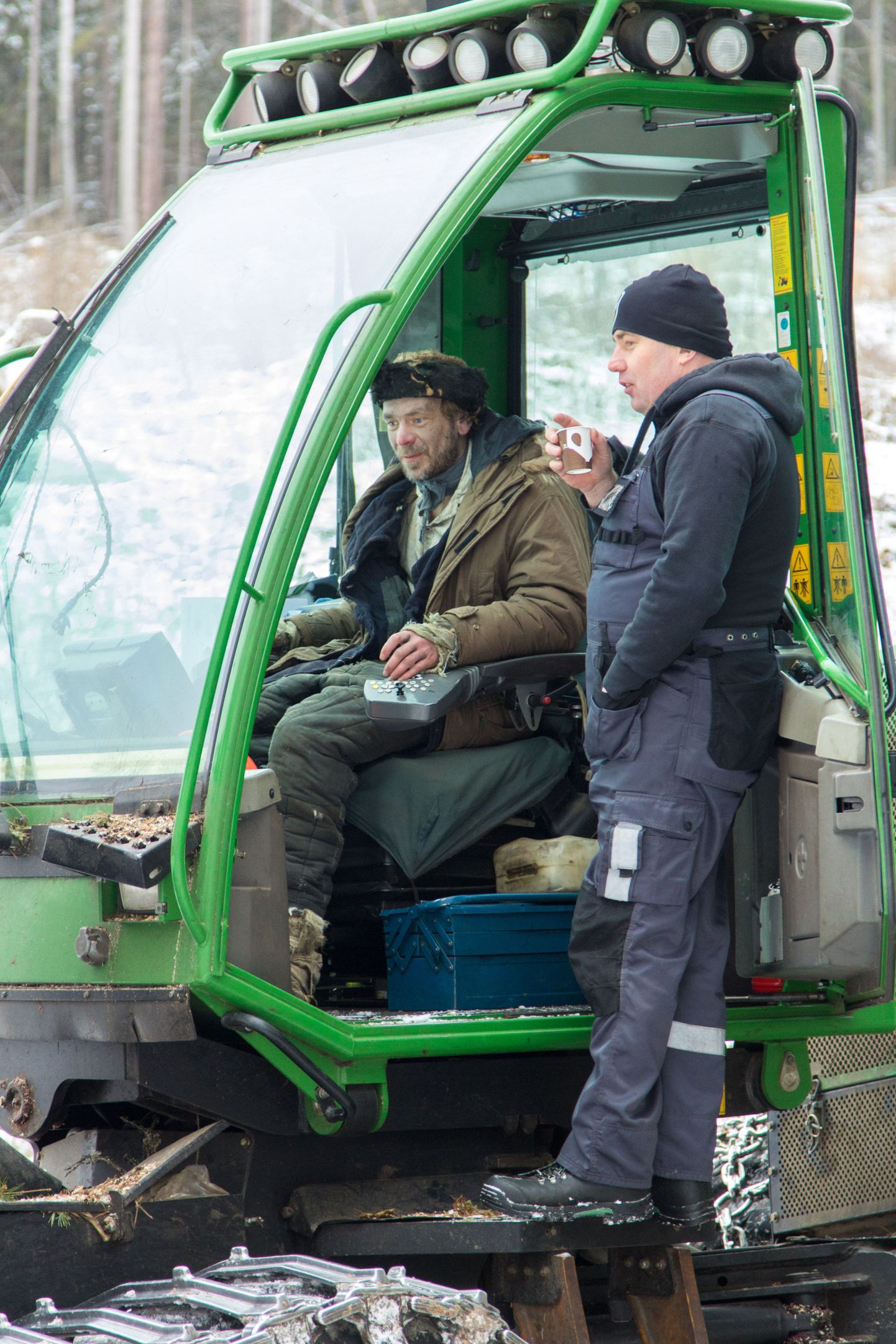Pärast stseeni filmimist proovis Jaani kehastanud Meelis Rämmel, milline vaade avaneb harvesteri kabiinist. Harvesterijuht Maanole oli see aga esimene kord masinaga kaamerate ees toimetada.