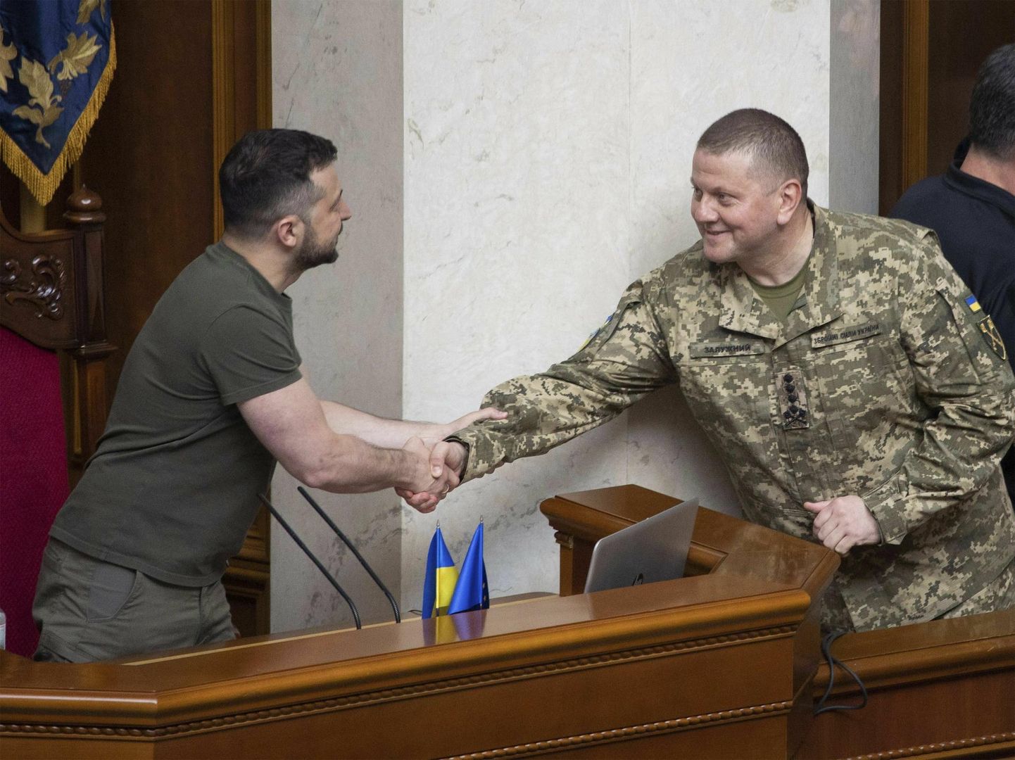 Ukraina relvajõudude ülemjuhataja kindral Valeri Zalužnõi (paremal) ja president Volodõmõr Zelenskõi.