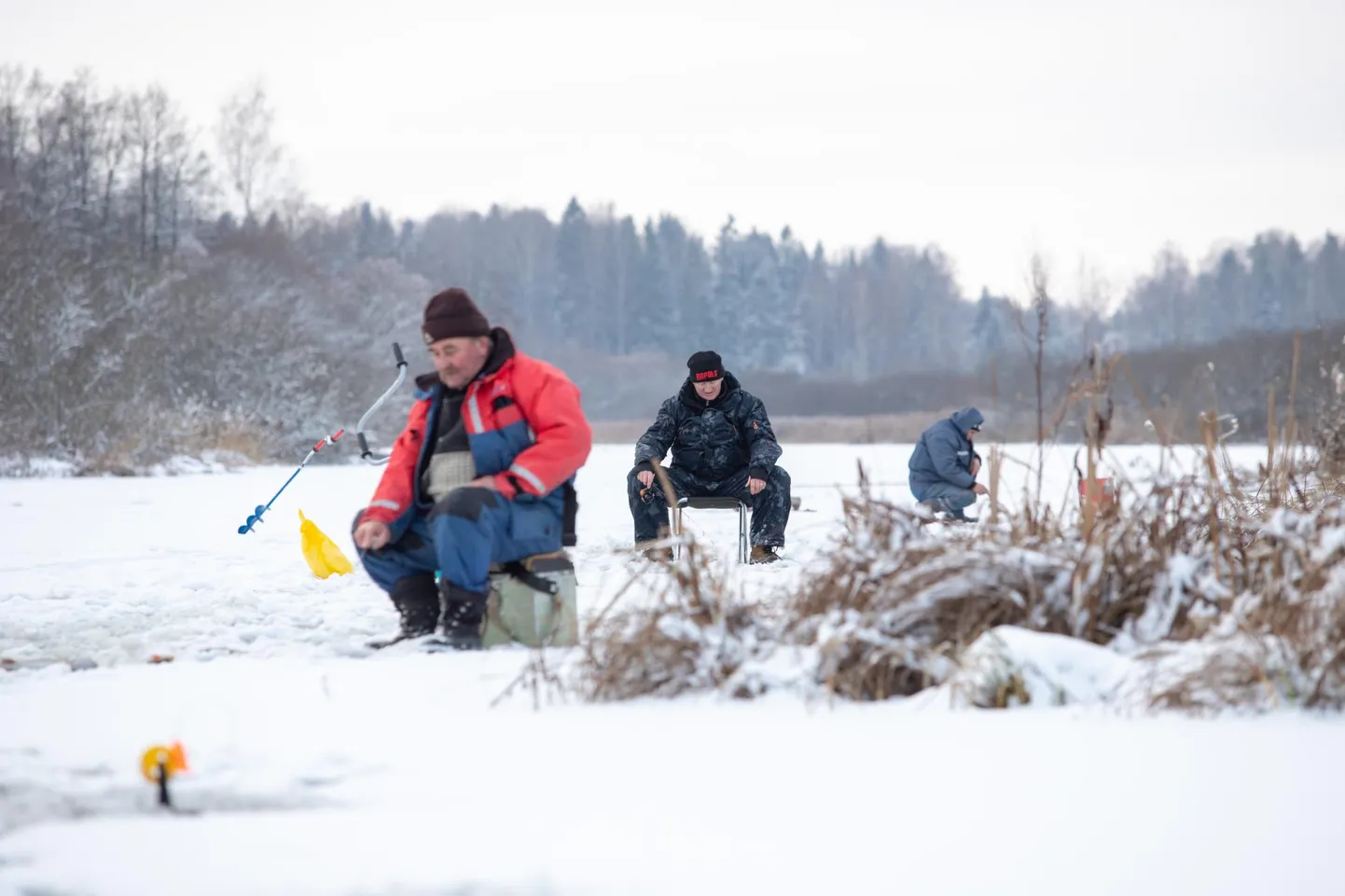Julged kalamehed läksid esimese kandva jääga Tänassilma jõele kalaõnne katsetama. Siiski tuleb Igor Naela (keskel) sõnul ettevaatlikult vaadata, kuhu astuda, ja ohtlikest kohtadest eemale hoida.