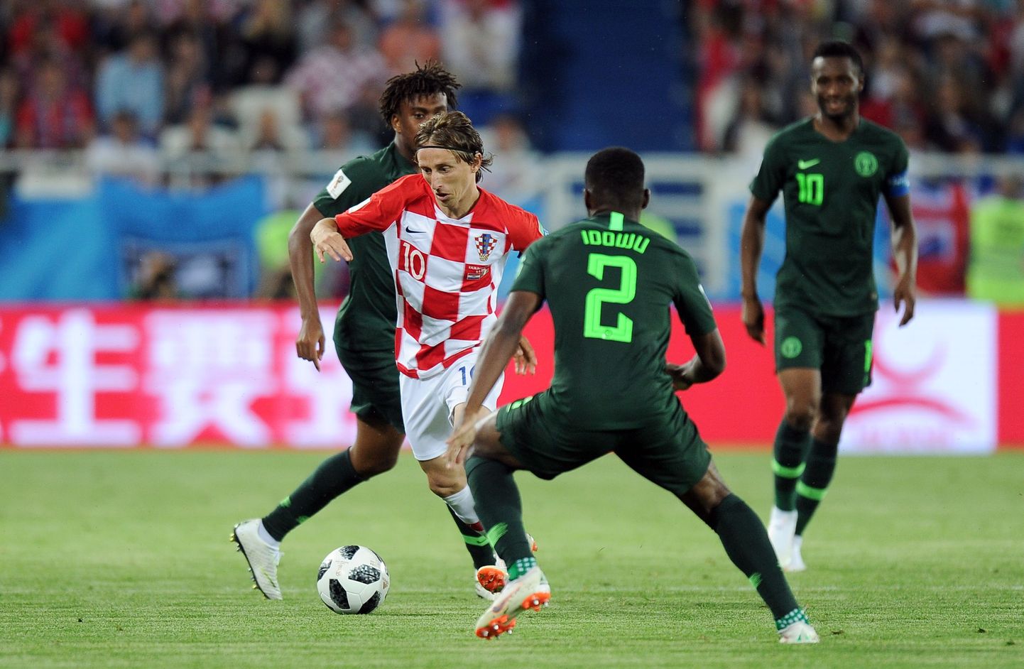 Luka Modric (puna-valges) pani Nigeeria enda taktikepi all jooksma.