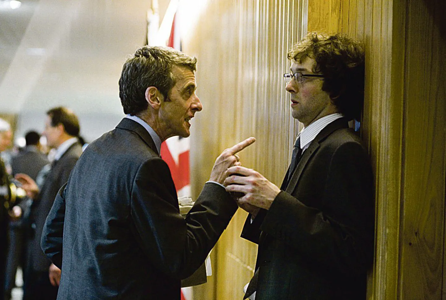 Глава пресс-центра Малькольм Таккер (Питер Капальди) распекает неопытного чиновника Тоби Райта (Крис Аддисон).