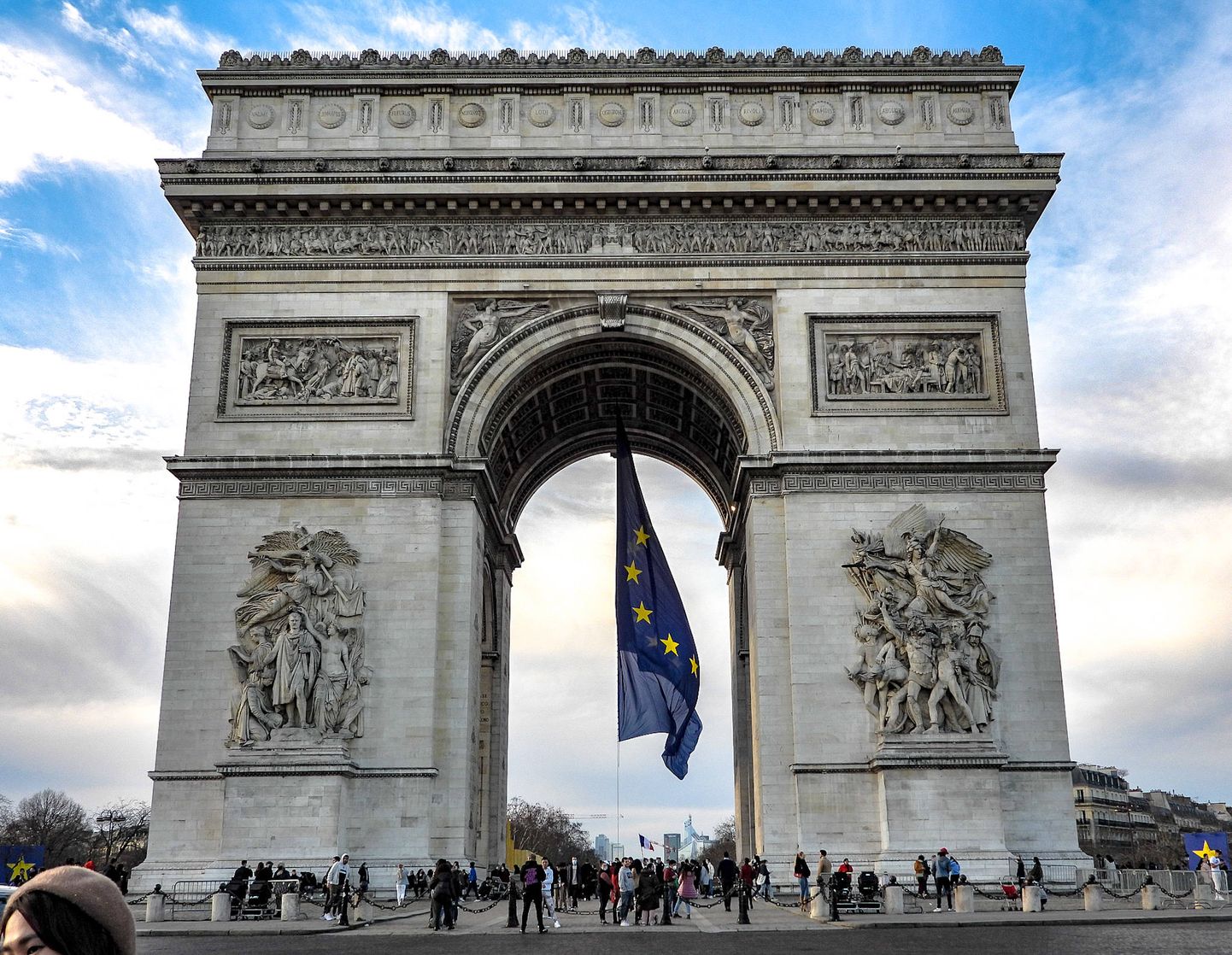 Pariisi Triumfikaarele Euroopa Liidu eesistumise tähistamiseks paigaldatud ELi lipp, mis sealt protesti tõttu kiiresti maha võeti.