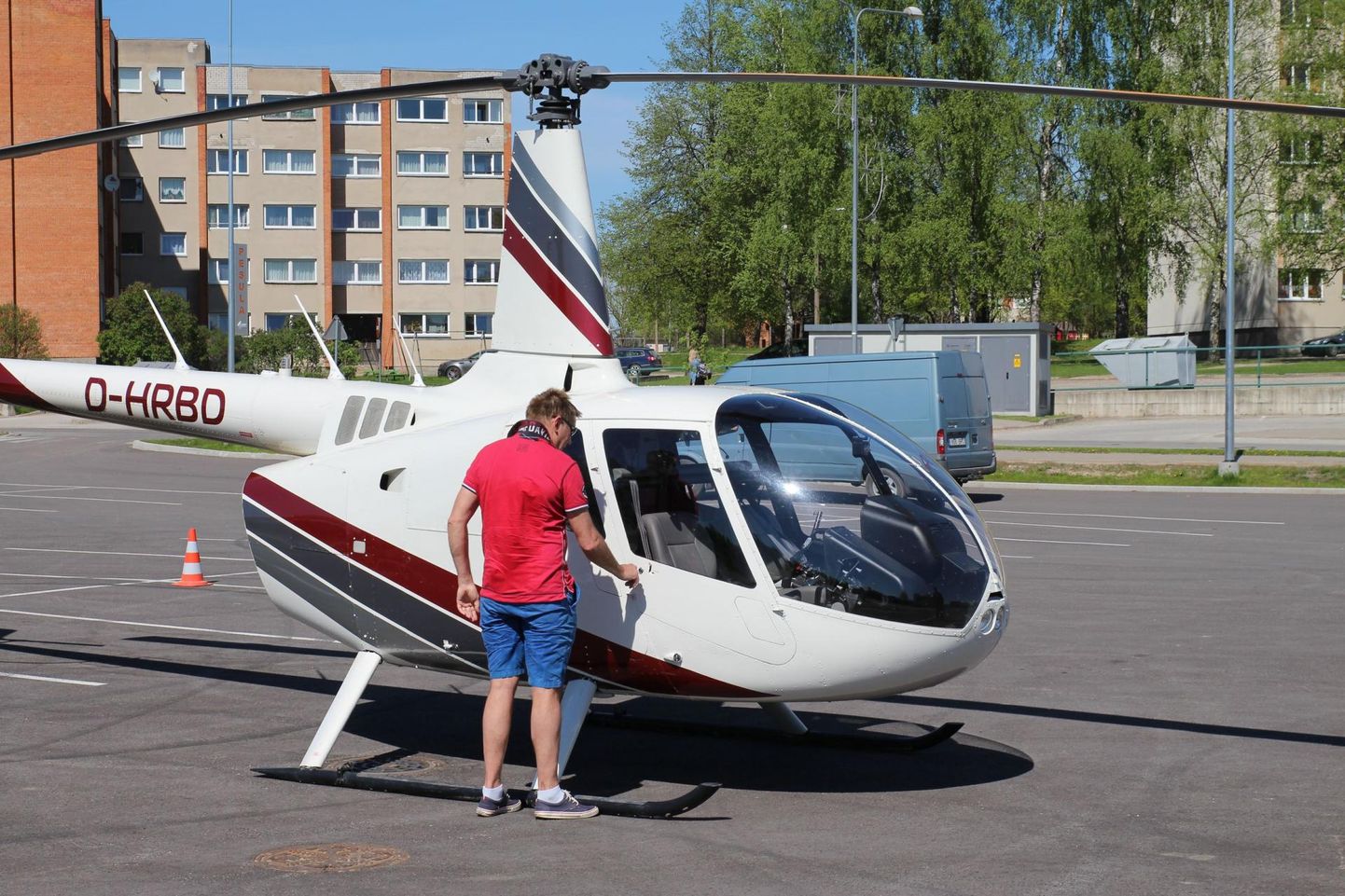 Elmo Ehrlich oma helikopteriga Võru kaubanduskeskuse parklas.