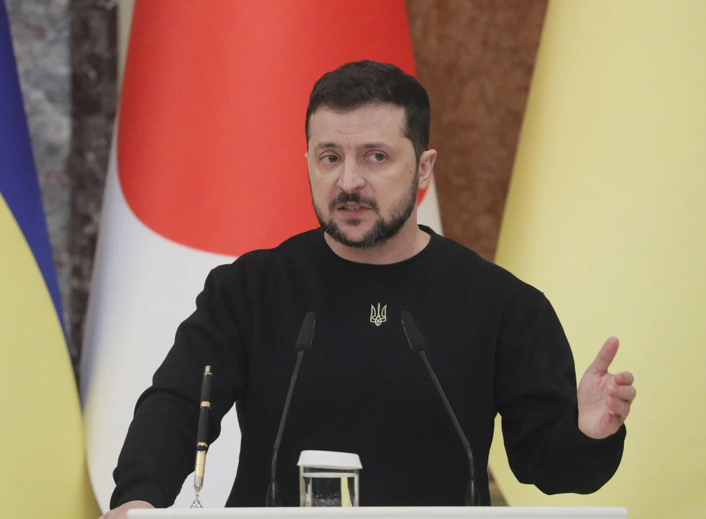 Ukrainas prezidents Volodimirs Zelenskis kopīgā preses konferencē ar Japānas premjerministru Fumio Kišidu