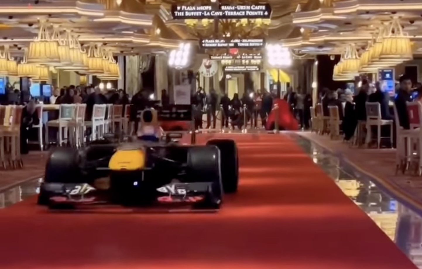 Red Bulli vormel Las Vegases Wynn Casino põrandal.
