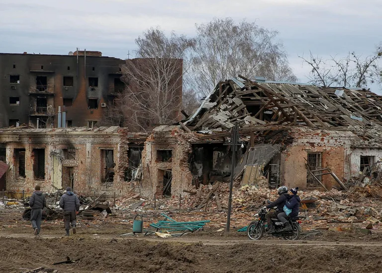 Kohalikud elanikud kõnnivad varemete vahel Sumõ oblastis asuvas Trostjanetsis, mille Ukraina väed hiljuti Vene vägede käest tagasi vallutasid.