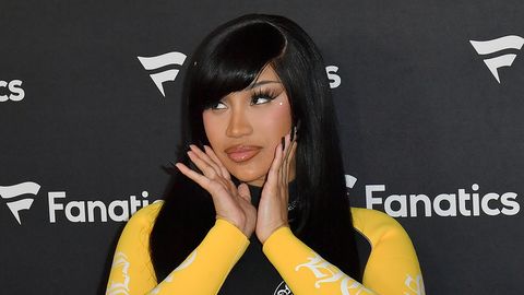 PIINLIK VIDEO ⟩ Läks käest! Räppar Cardi B tantsimine robotile lõppes valusa kukkumisega