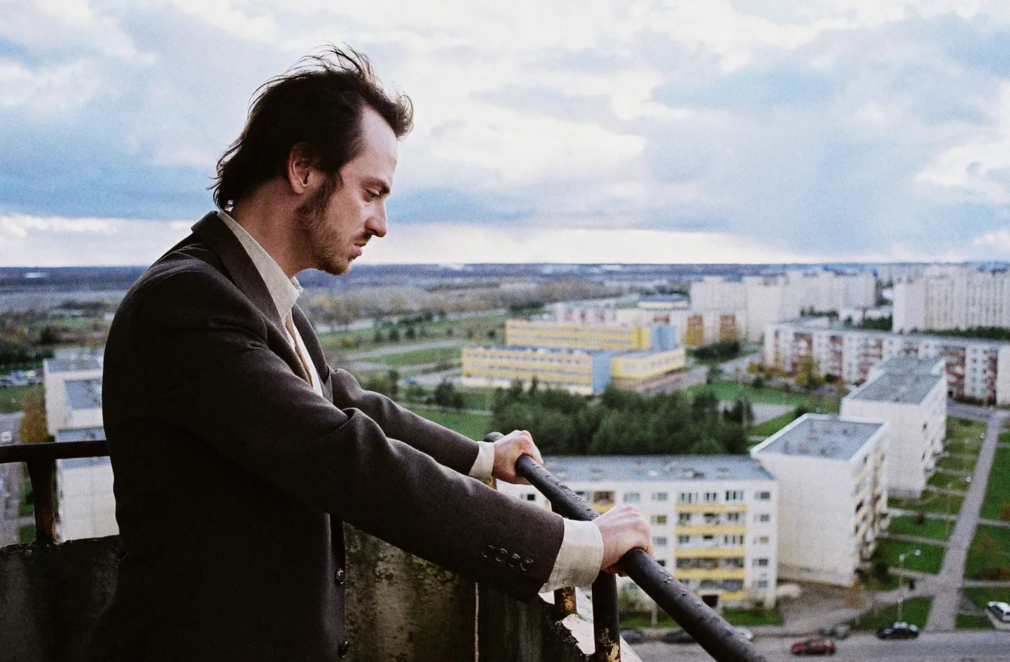 Kaader filmist «Sügisball» (2007), mis on inspireeritud Mati Undi romaanist. Peaosas Rain Tolk.