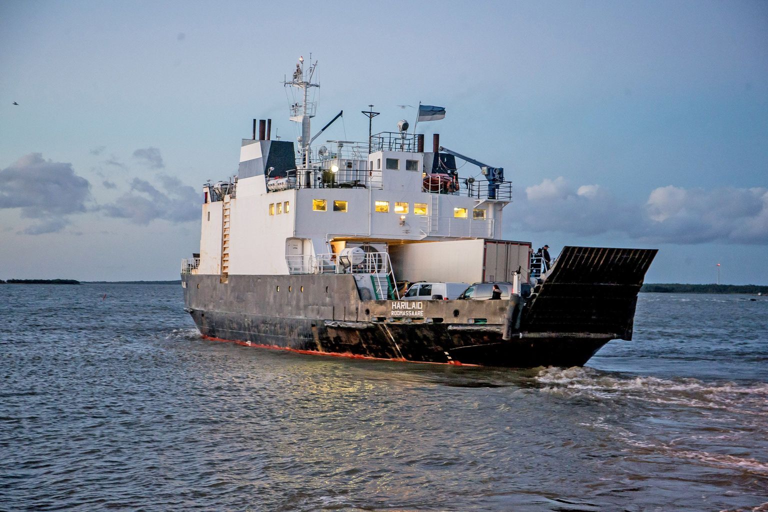 Veel 2016. aastal ristles parvlaev Harilaid asenduslaevana Eesti mandriühenduse veeteedel. Foto tehtud Virtsu sadamas.