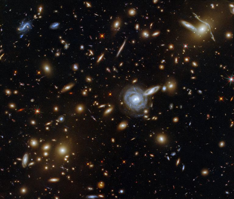 Galaktikaparv ACO S 295 asub foto keskel