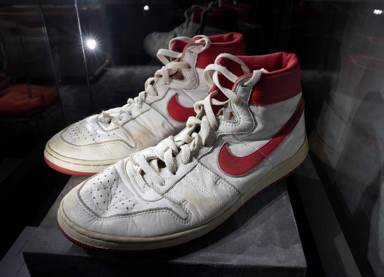 Michael Jordani poolt kantud Jordan Air sarja korvpalliketsid. Vasak jalanumber 47,5 ja parem 47. Just nende ketsidega sai alguse maailma üks säravamaid korvpallurikarjääre.