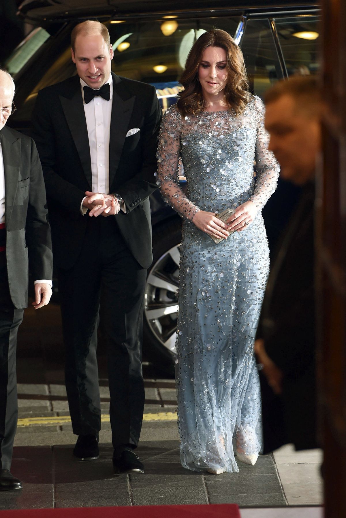Kebridžas hercogi, tērpušies vakartērpos, ierodas uz "Royal Variety Performance" Londonas centrā, 2017. gada 24. novembrī. 
