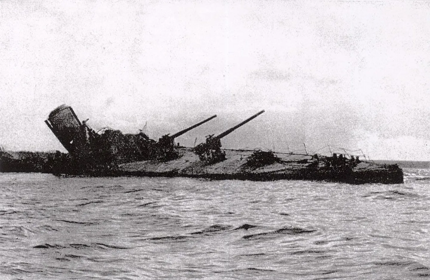 8 августа 1941 года немецкие «юнкерсы» разбомбили эсминец «Карл Маркс», а через три дня корабль окончательно потопили свои торпедные катера, чтобы немцы не смогли его восстановить.