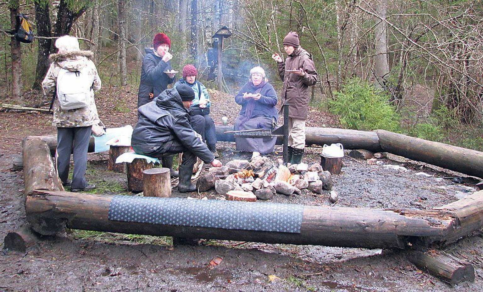 12kilomeetrisel Sakala matkateel on üks puhkepeatusi RMK Saeveski metsaonni juures. Arhiivifoto