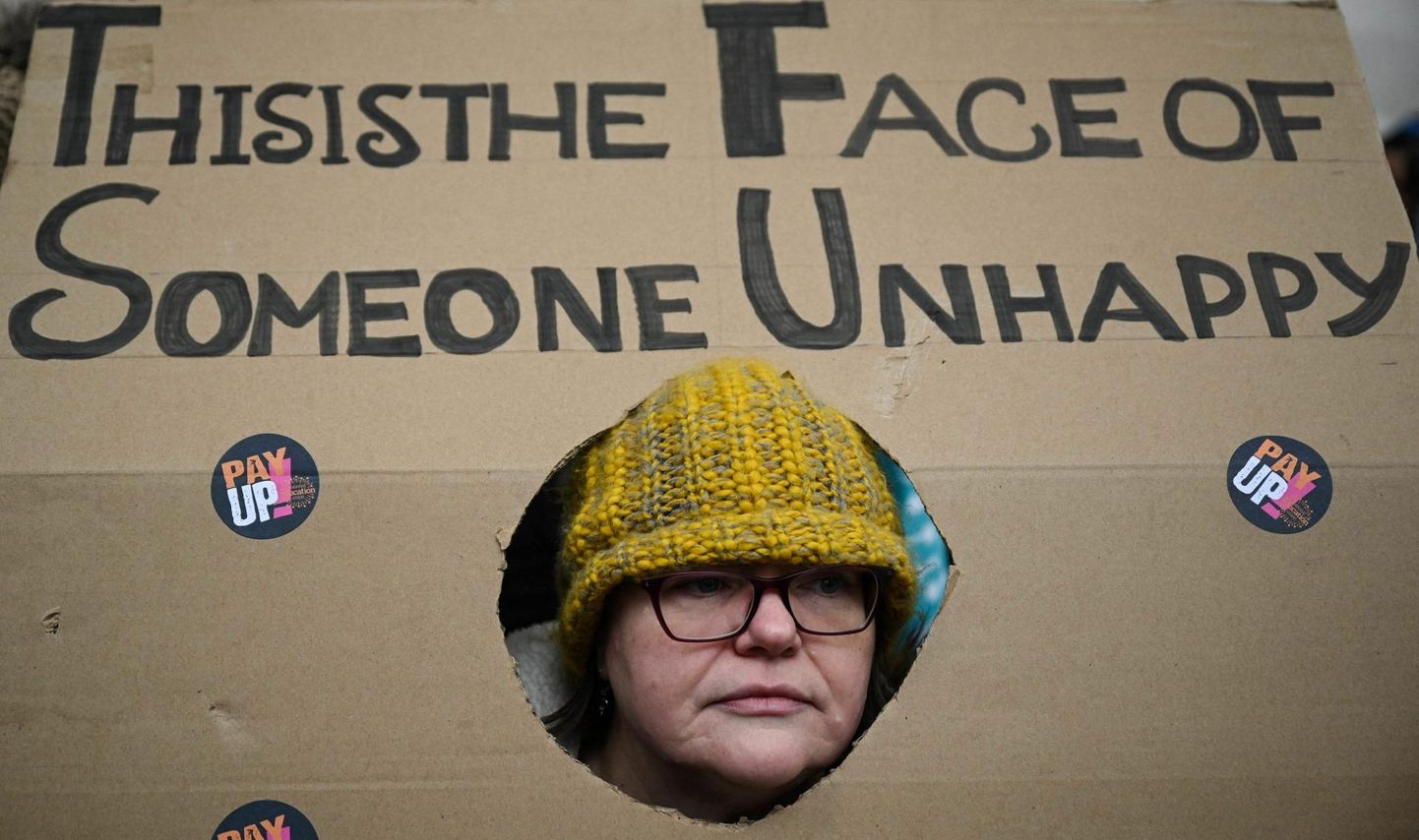 «See on rahuolematu inimese nägu» – sellise plakatiga nõudis Manchesteri linnas palgalisa õpetaja. 