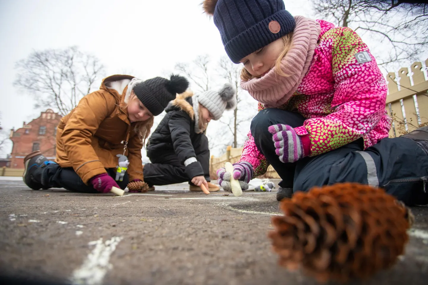 Kunstikool on tunnid õue kolinud.