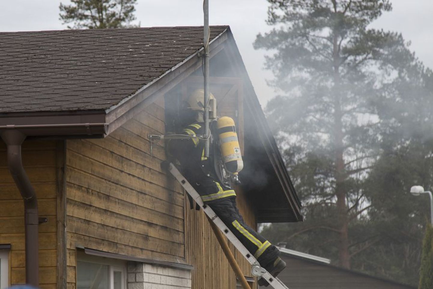 Kui päästjad Kanepi tänavale jõudsid, põles garaaž ning maja katuse alt tuli paksu suitsu.