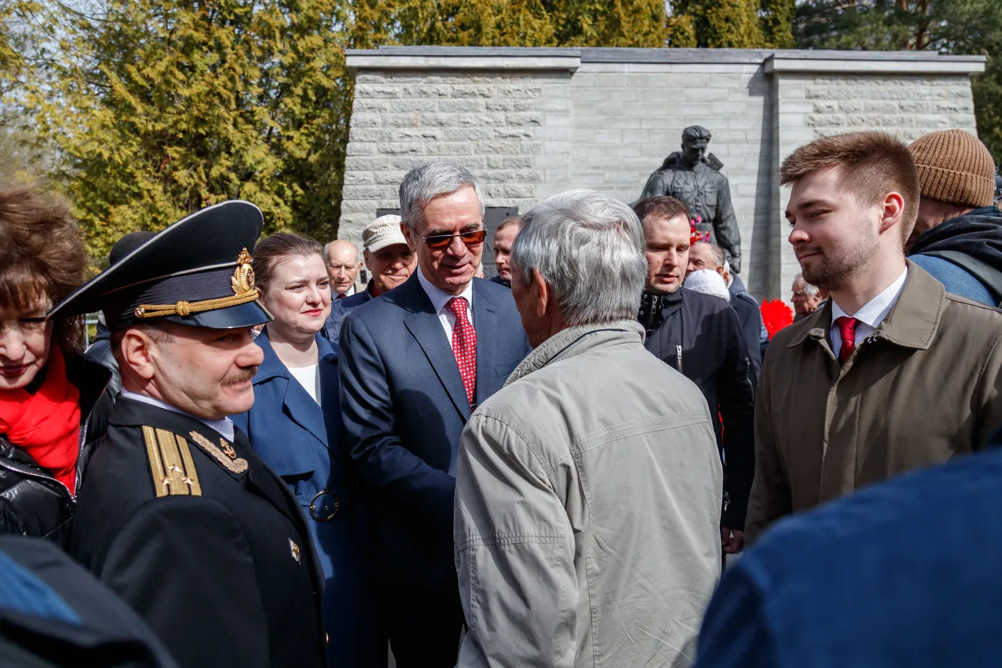Vene Föderatsiooni suursaadik Vladimir Lipaev (prillidega) Kaitseväe kalmistul pronkssõduri juures.