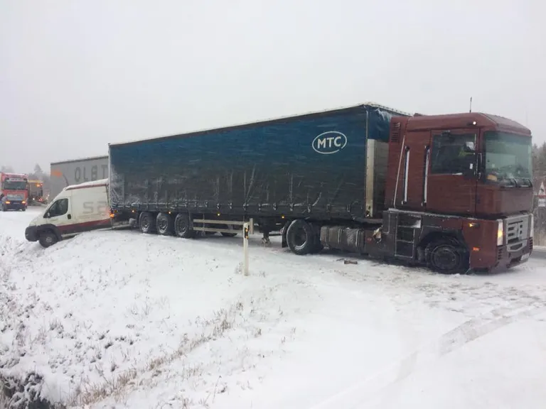 Jädiveres sõitsid teelt välja veokid ja kaubik.