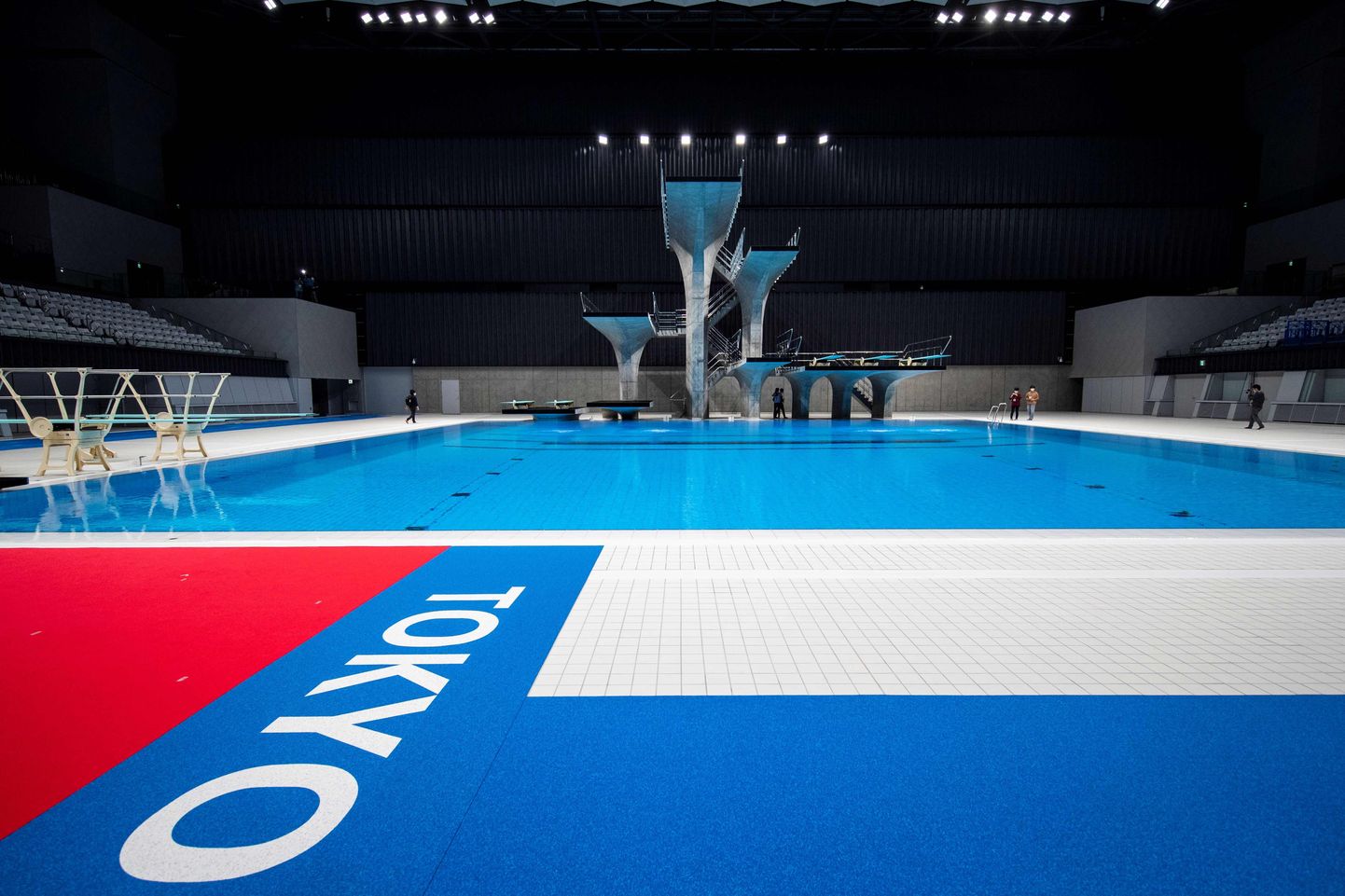 Олимпийский бассейн в Токио.