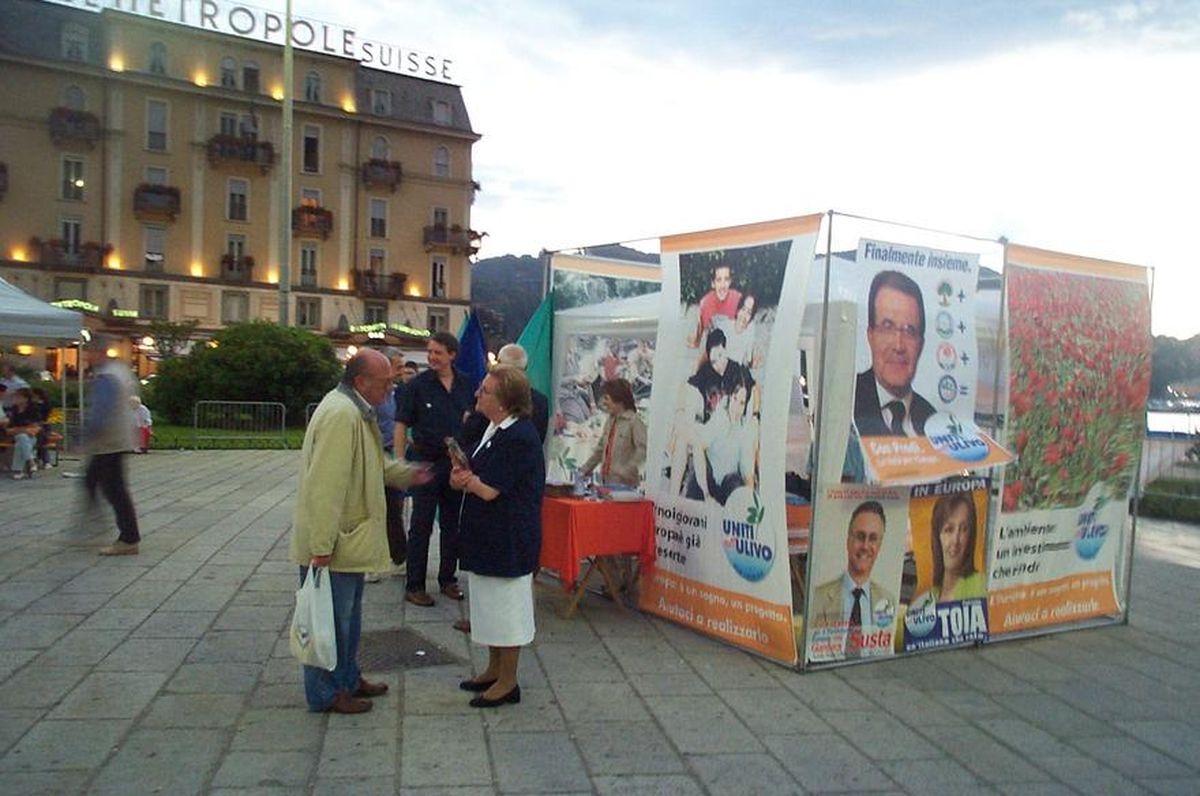 На выборы в Европейский парламент 2004 года итальянские левые под руководством Романо Проди вышли в избирательном блоке «Оливковое дерево». На фото их кампания в Комо.