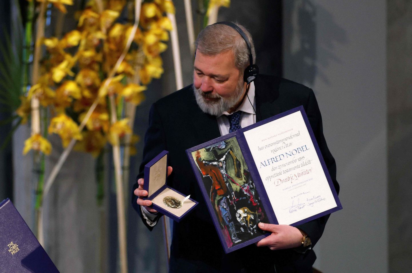 Dmitri Muratov Nobeli rahupreemiat vastu võtmas.