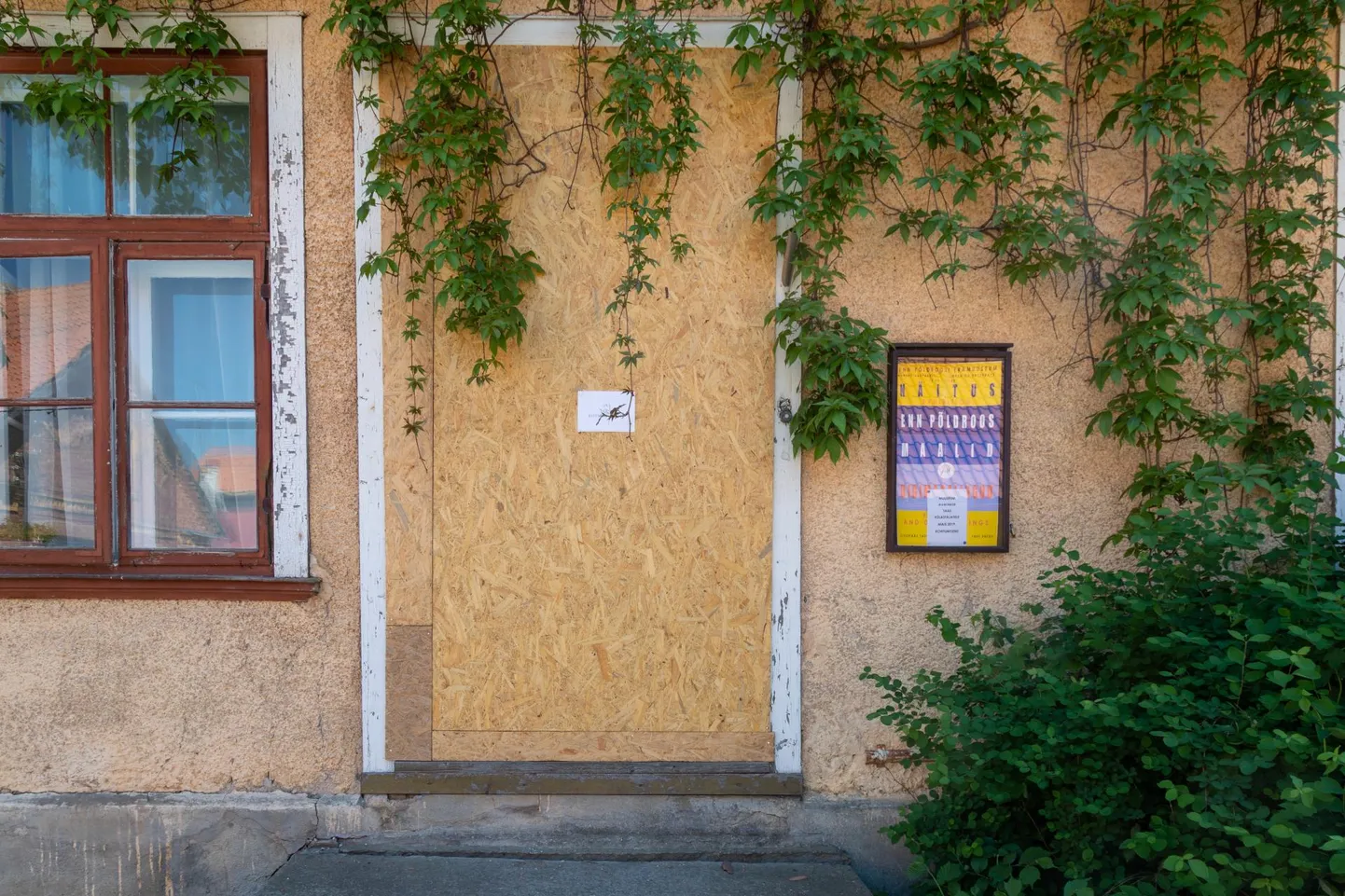 Siia tuleb uks varsti tagasi. Lossi tänava alguses asuva Enn Põldroosi eramuuseumi maja uks on üks nendest, mis saavad tänu restaureerimistoetusele korda tehtud.