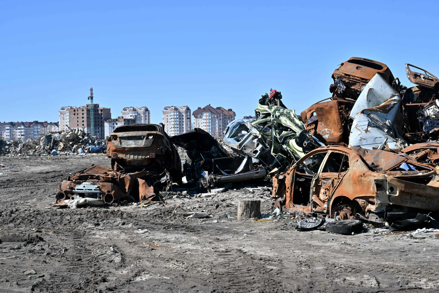 Кладбище уничтоженных российскими войсками автомобилей в украинском городе Буча.