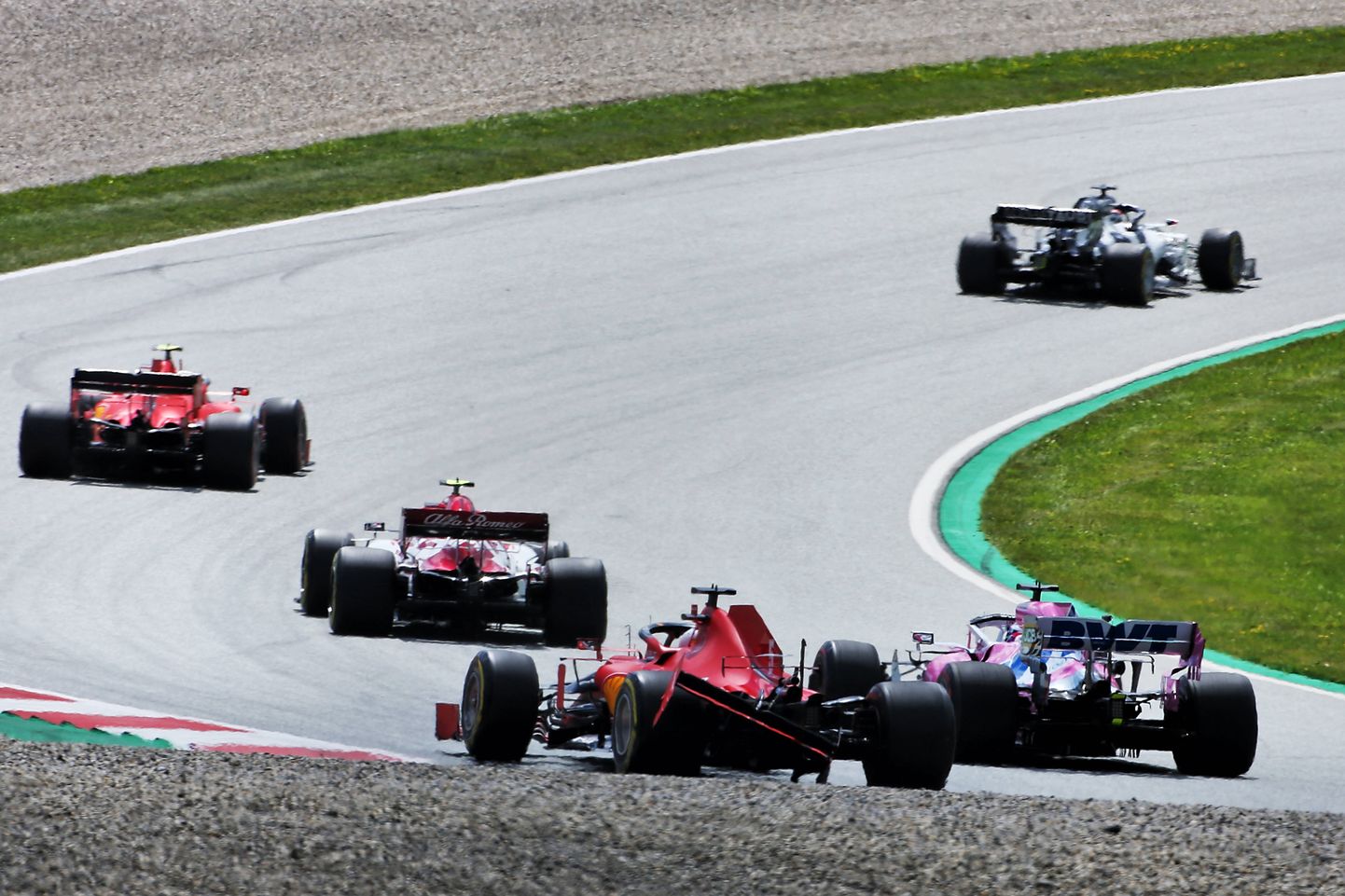 Sebastian Vettel katkise masinaga Austria GPl boksi suundumas.