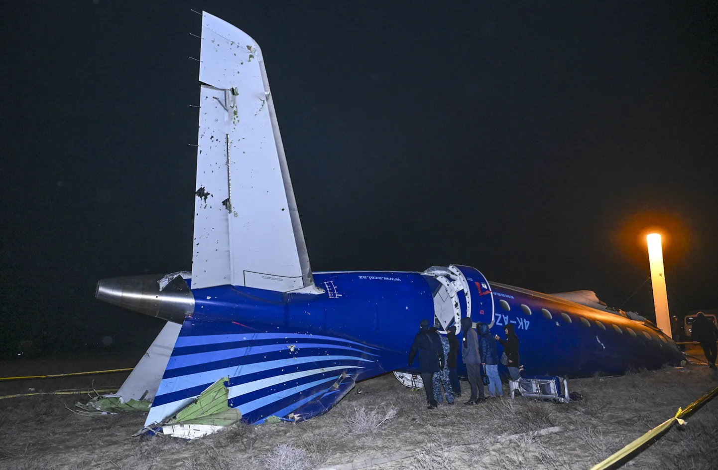 Потерпевший крушение самолет Azerbaijan Airlines.