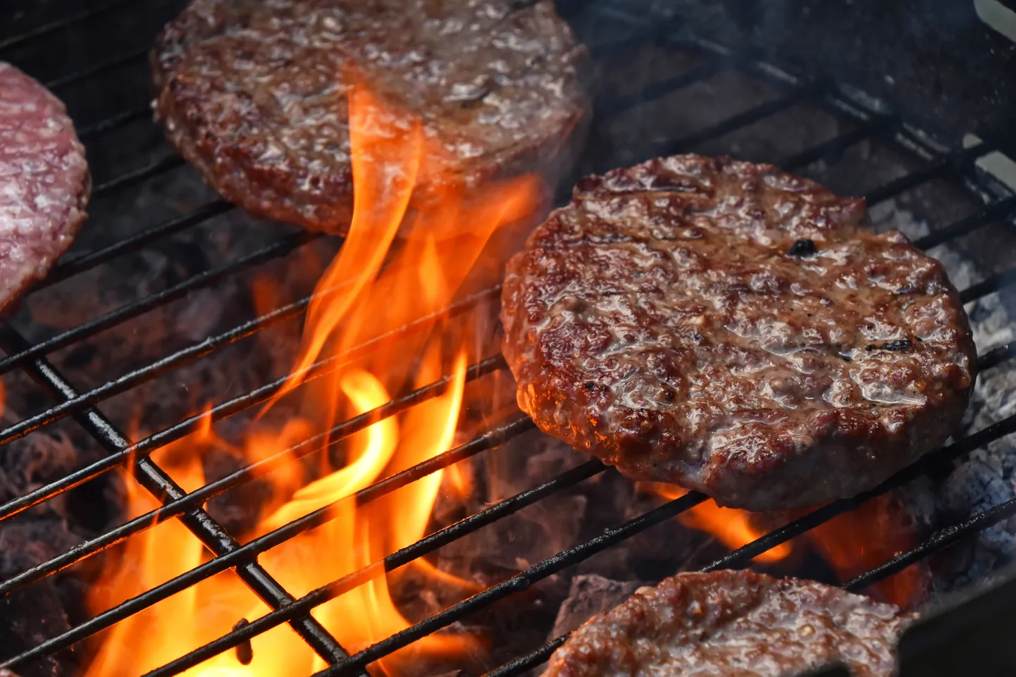 Burgerikotletid grillil.