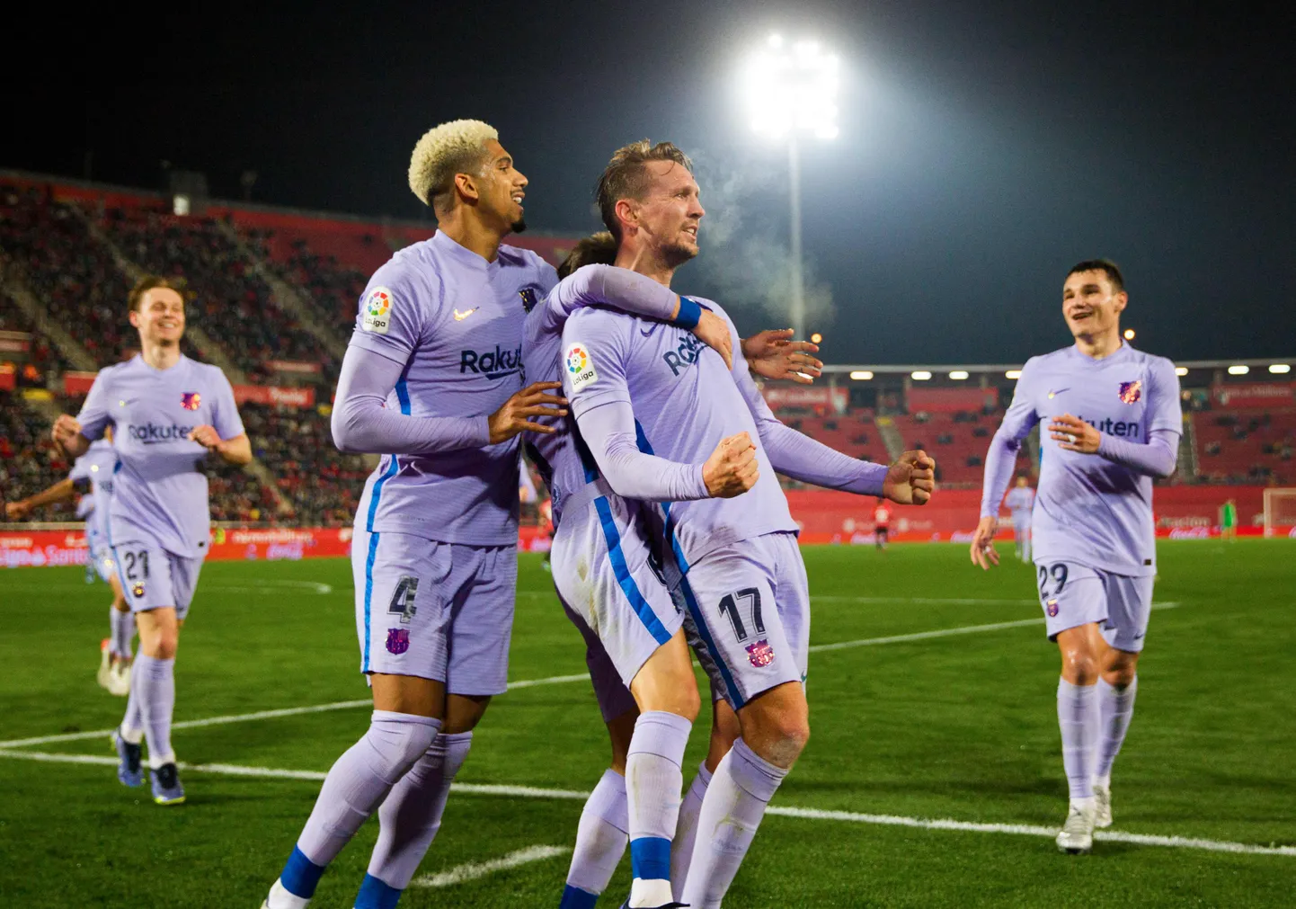 Barcelona ründaja Luuk De Jong koos kaaslastega väravat tähistamas.