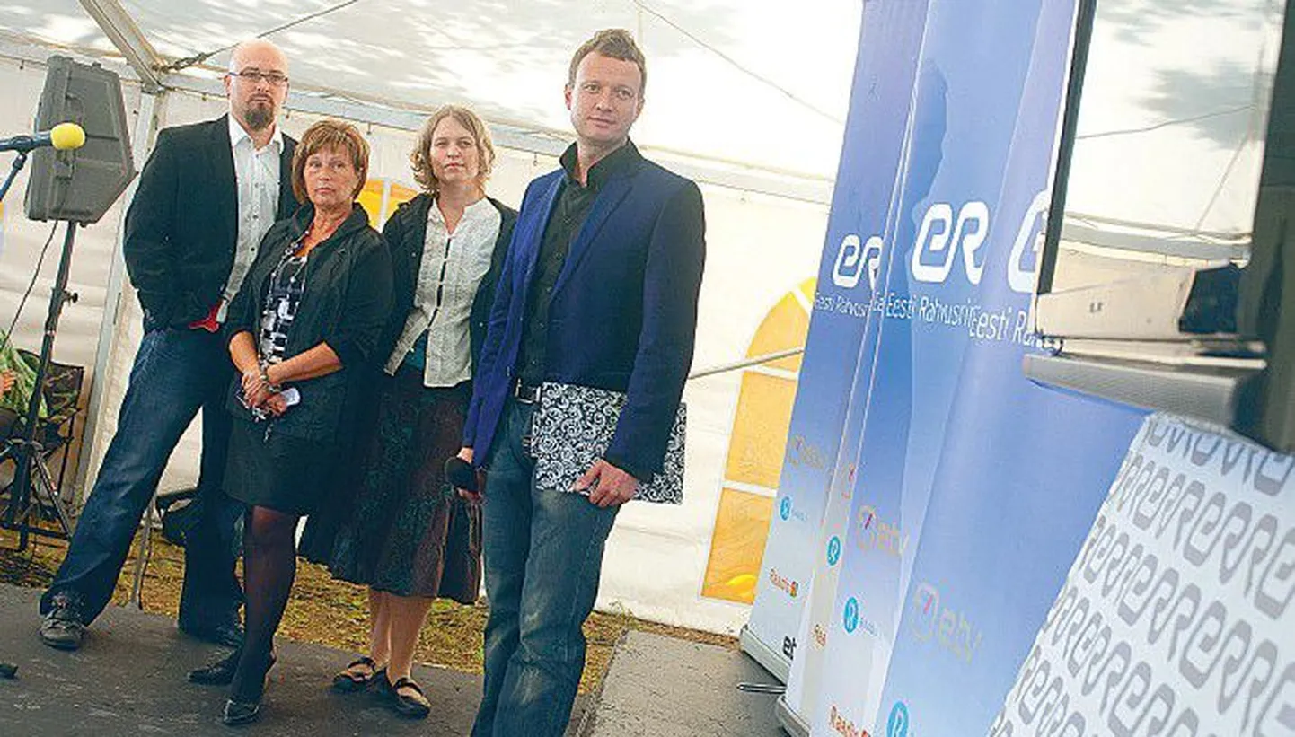 ETV pearežissöör Rene Vilbre (vasakult), peatoimetaja Heidi Pruuli, ETV 2 peatoimetaja Marje Jurtšenko ja «Ringvaate» saatejuht Marko Reikop tutvustasid eile sügishooaja uusi saateid. Võrreldes varasema ajaga on seekord rohkem tähelepanu pööratud ka ETV 2-le.