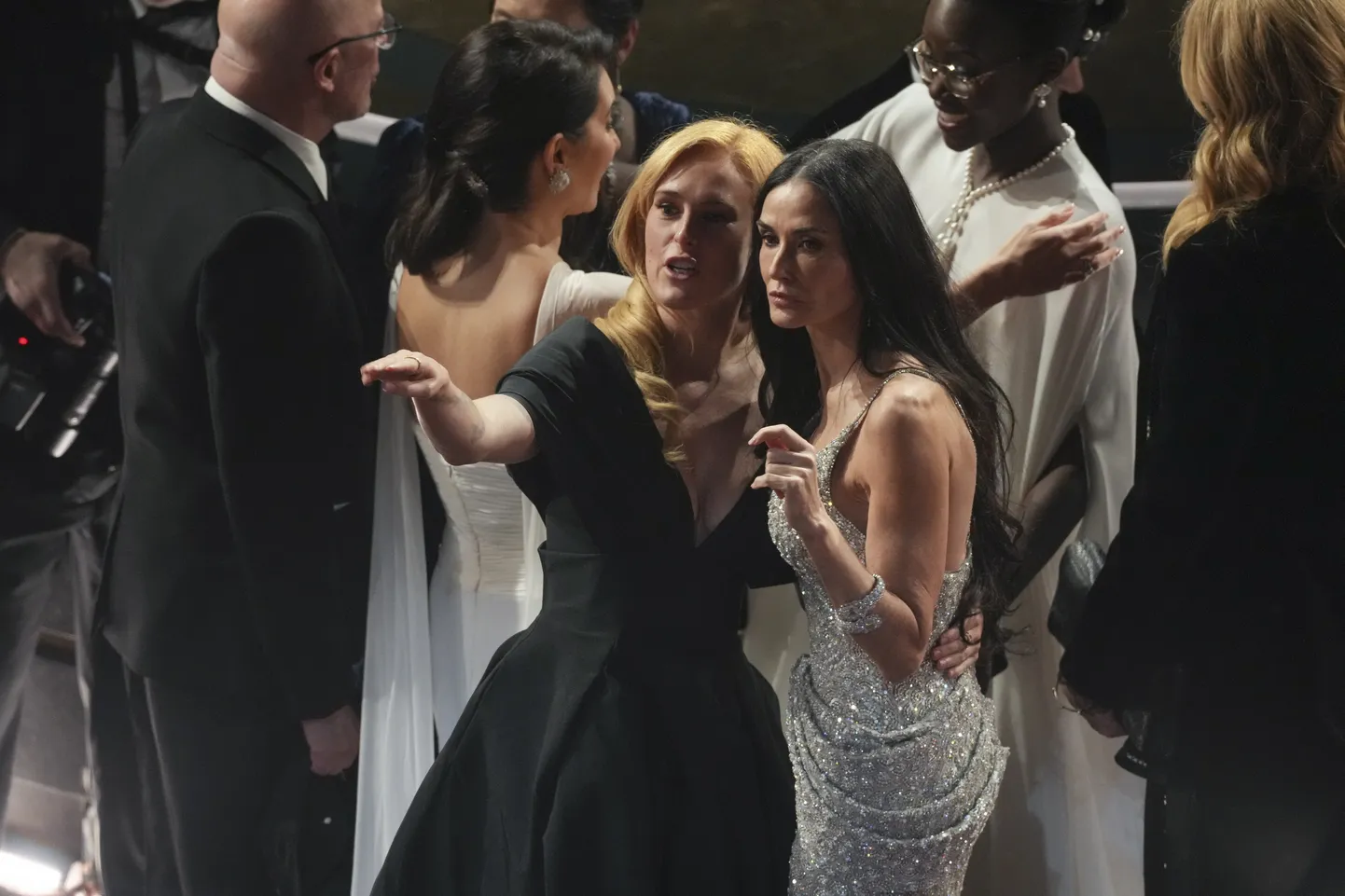 Rumer Willis (vasakul) ja ta ema Demi Moore 2. märtsil 2025 Los Angeleses The Dolby Theatre'i meelelahutuskompleksis Oscari auhindade galal.