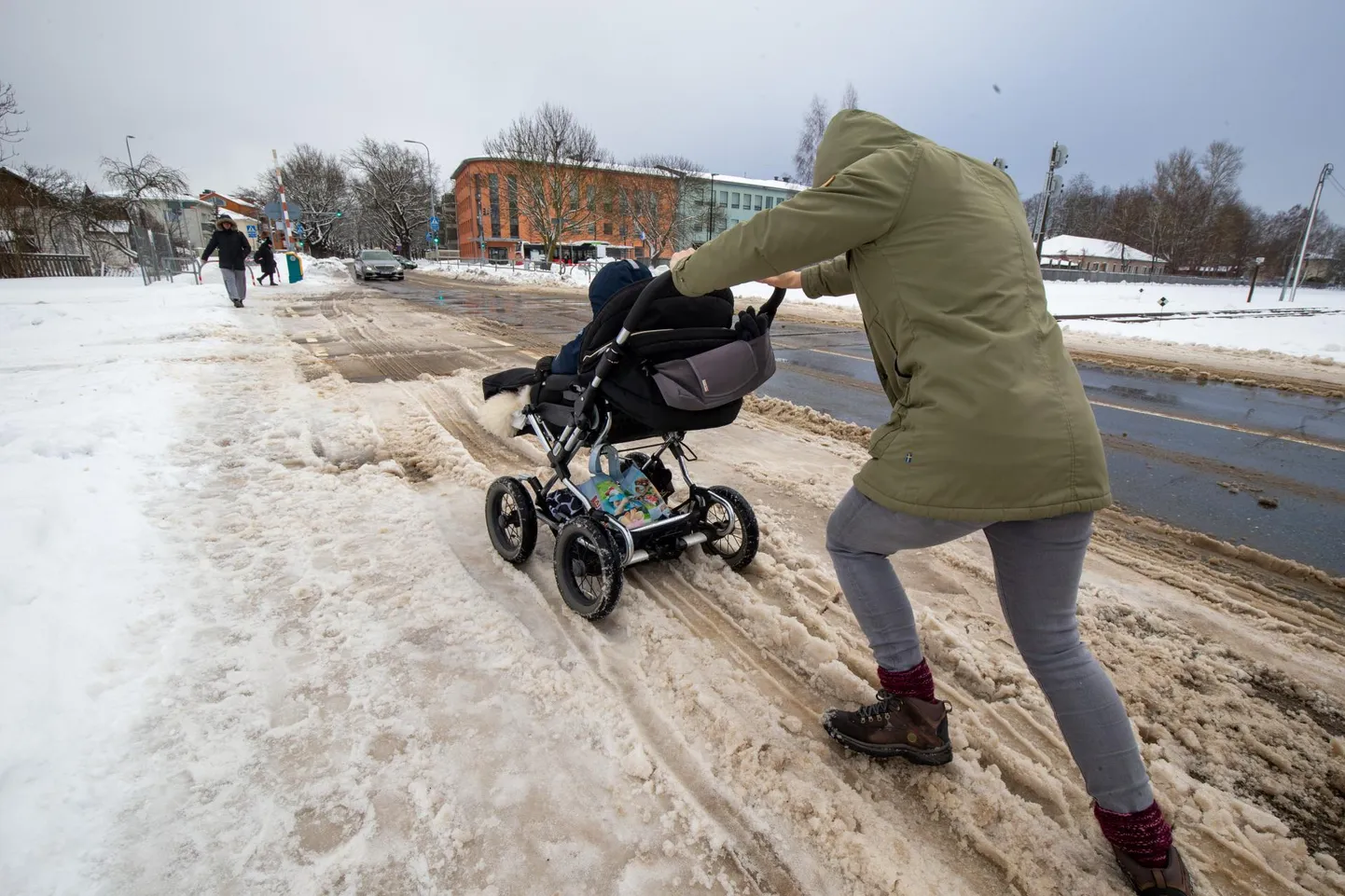 Näituse tänava ülekäigu läbimine lapsevankriga oli eile ennelõunal paras katsumus isegi siis, kui lumesahk oli teed juba mitu korda edasi-tagasi puhtaks lükkamas käinud.