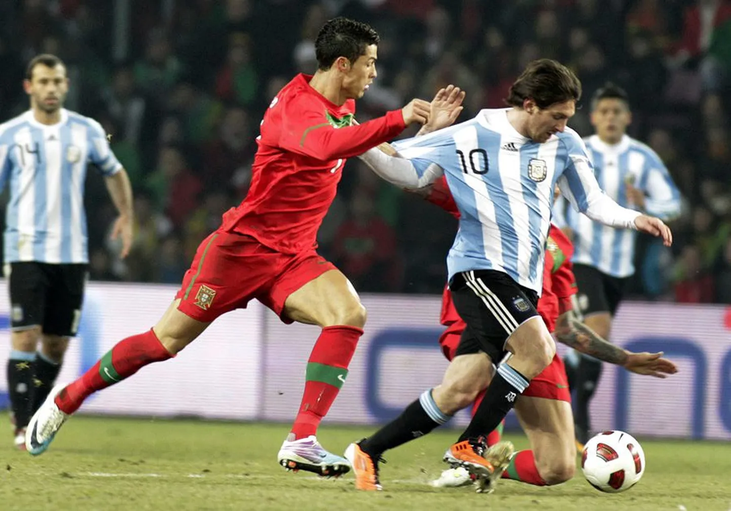 FC Barcelona ja Argentina koondise ründajat Lionel Messit (paremal) hurjutatakse väheses kukkumises, mis võib kaasa tuua raske vigastuse. Madridi Reali ja Portugali ääreründajat Cristiano Ronaldot aga liiga kerges kukkumises. Kumb teeb õigesti?