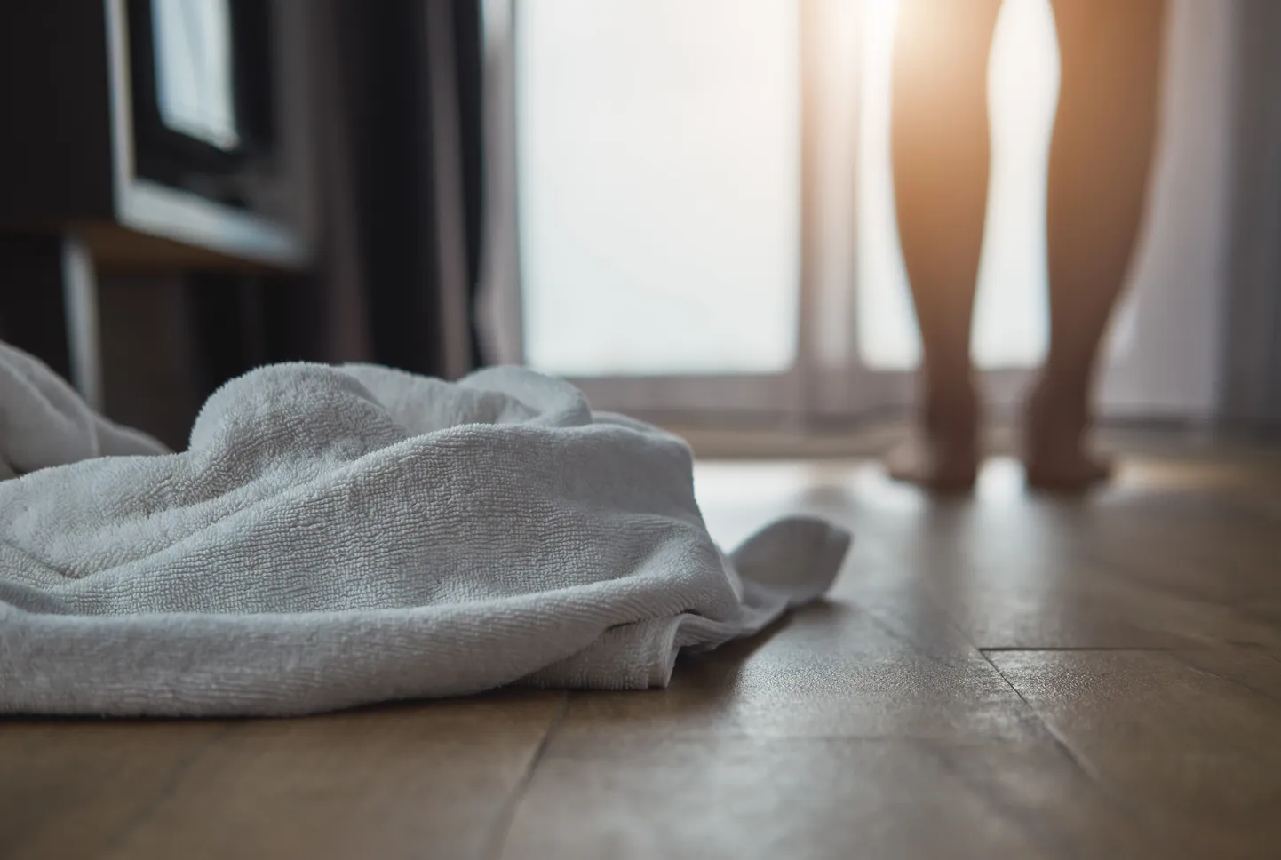 Naine, vannituba, rätik põrandal. Pilt on illustreeriv