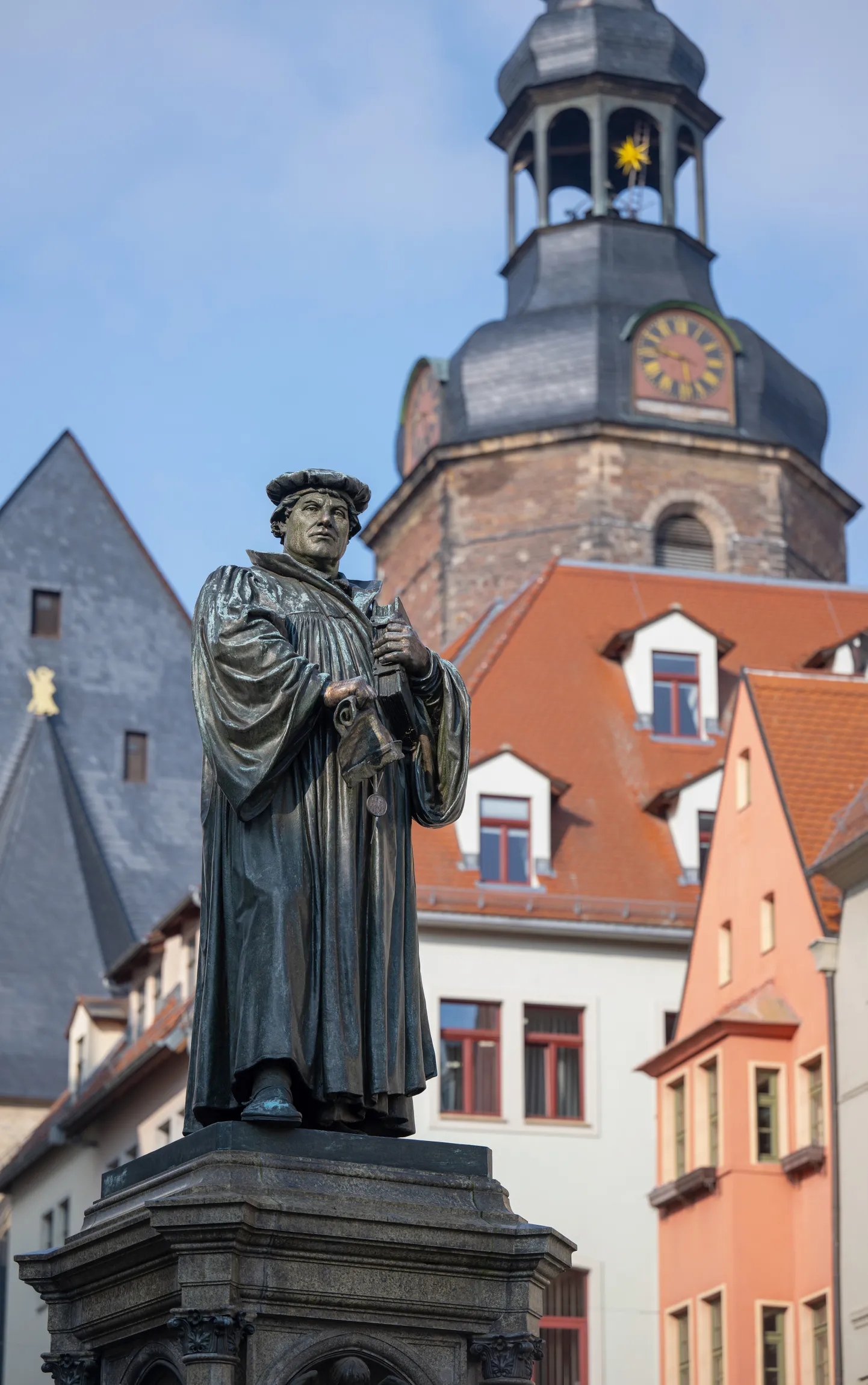 Katoliku kiriku 16. sajandi reformaatori Martin Lutheri (1483-1546) monument ta sünnilinnas Saksamaal Saksi-Anhalti liidumaal Eislebenis. Tagaplaanil on näha Püha Andrease kirikut, kus Luther oma viimased jutlused pidas
