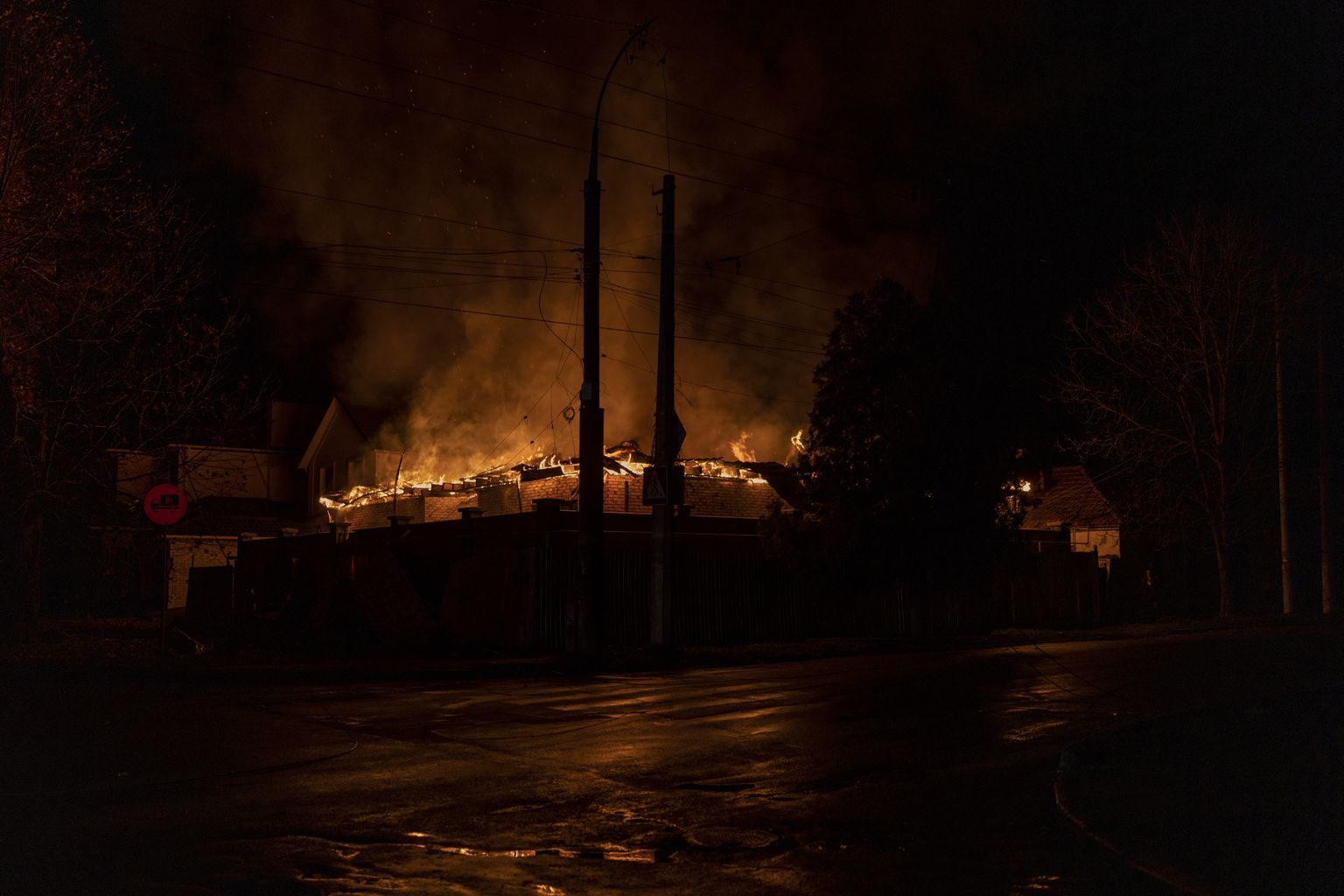Elumaja põleng Hersonis pärast Vene vägede rünnakut 24. novembril.