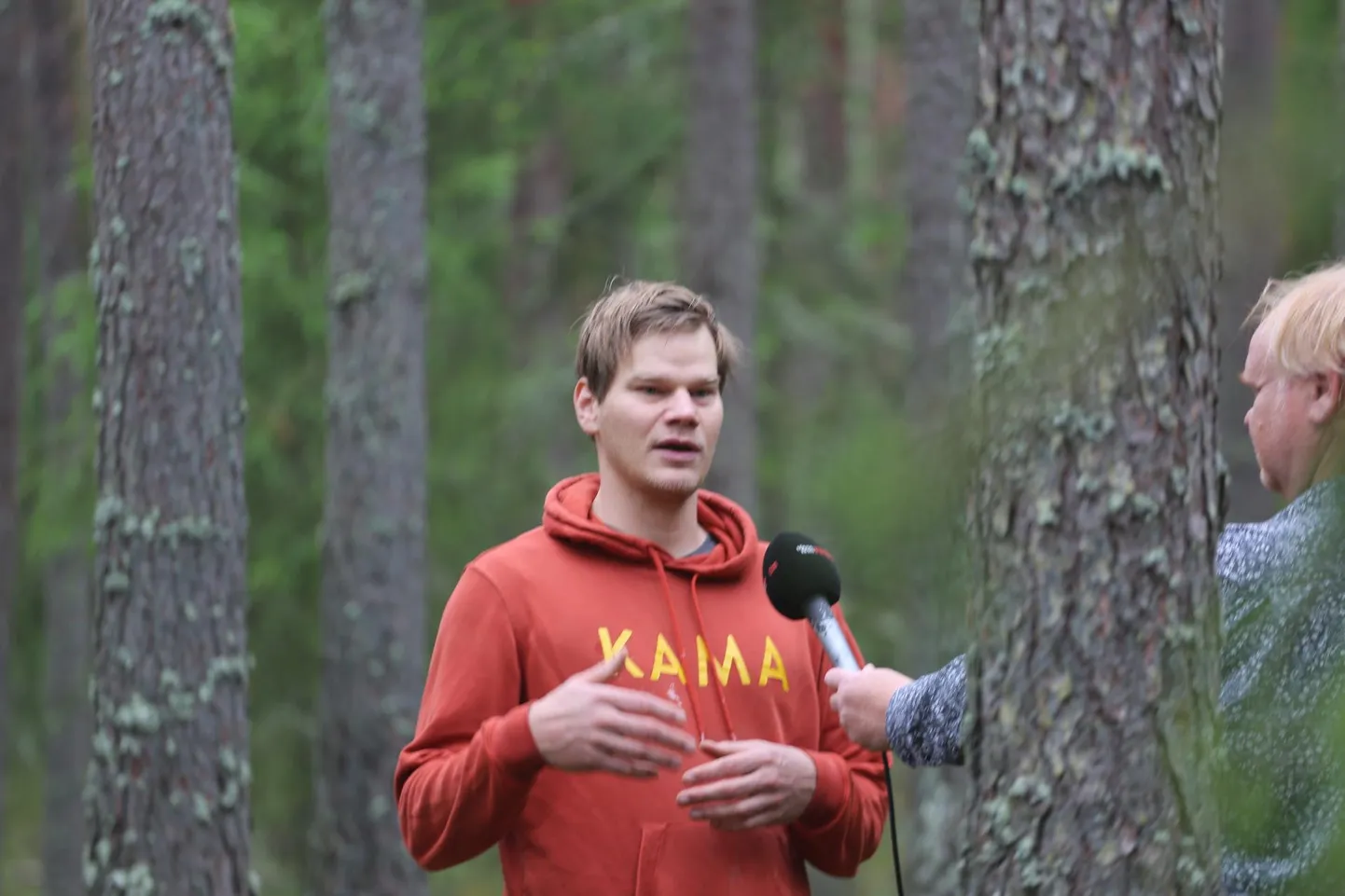 Arheoloog Pikne Kama 2024. aasta suvel Võrumaal Perajärvel söemiilamise kohas Lõuna-Eesti Postimehele intervjuud andmas.