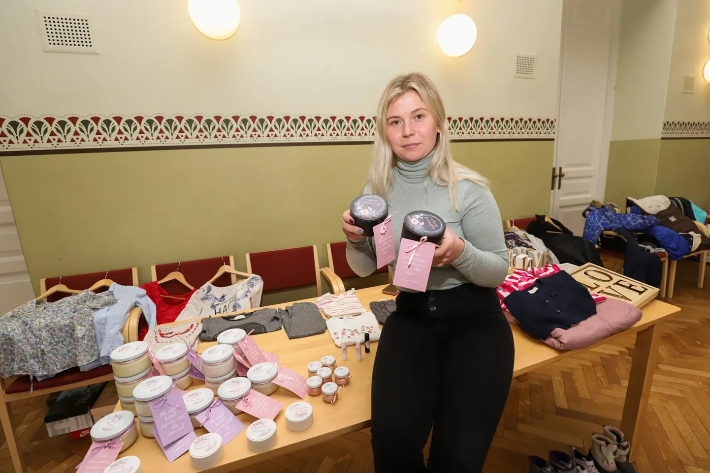 Keili Pohlak kauples kirbuturul omavalmistatud loodustoodetega.