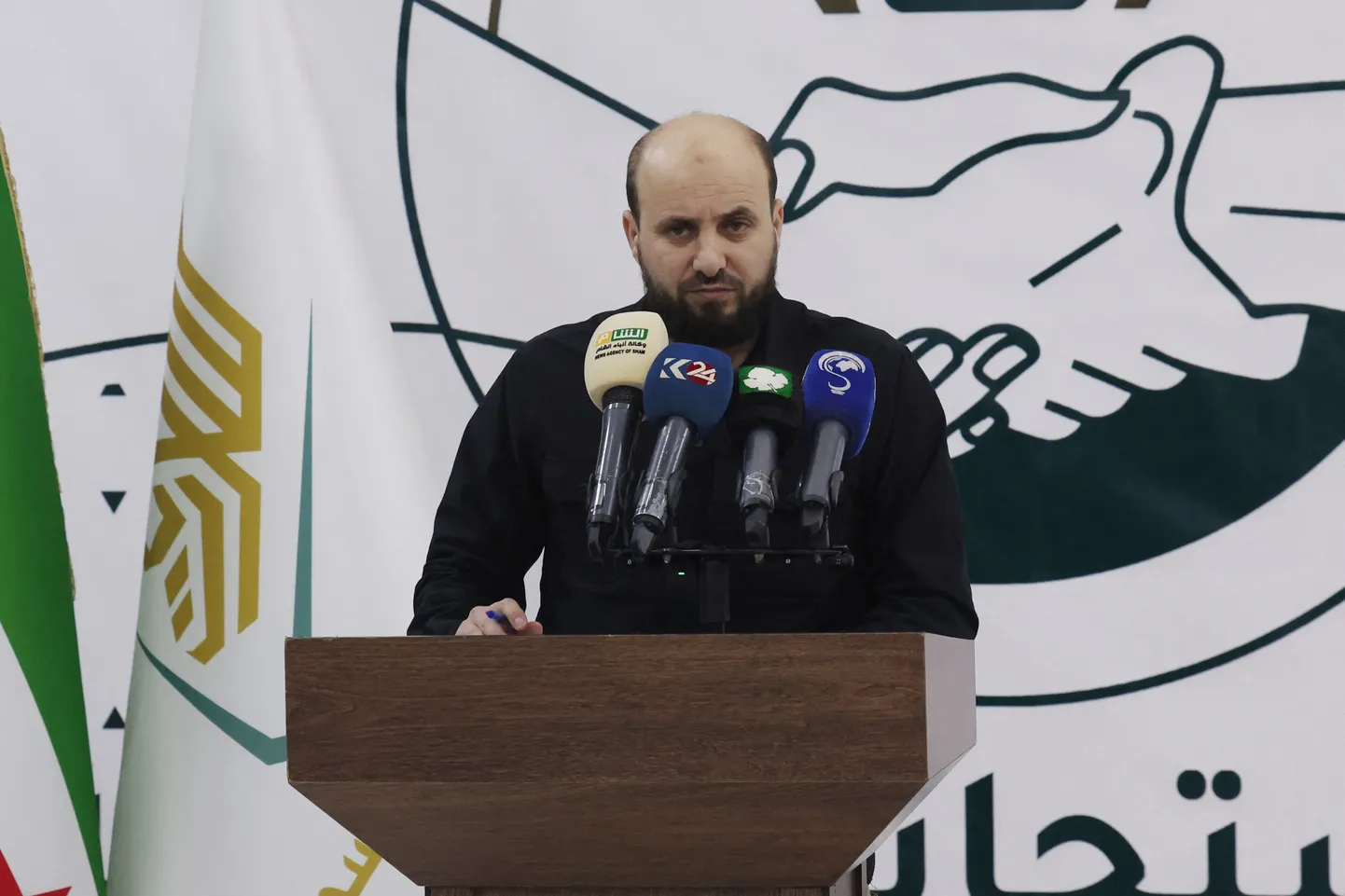 Süüri mässuliste poolt üleminekuvalitsuse juhiks kuulutatud  Mohammed al-Bashir, kes juhtis enne Islamistliku mässuliste rühmituse Hayat Tahrir al-Sham (HTS) päästevalitsust Loode-Süürias.