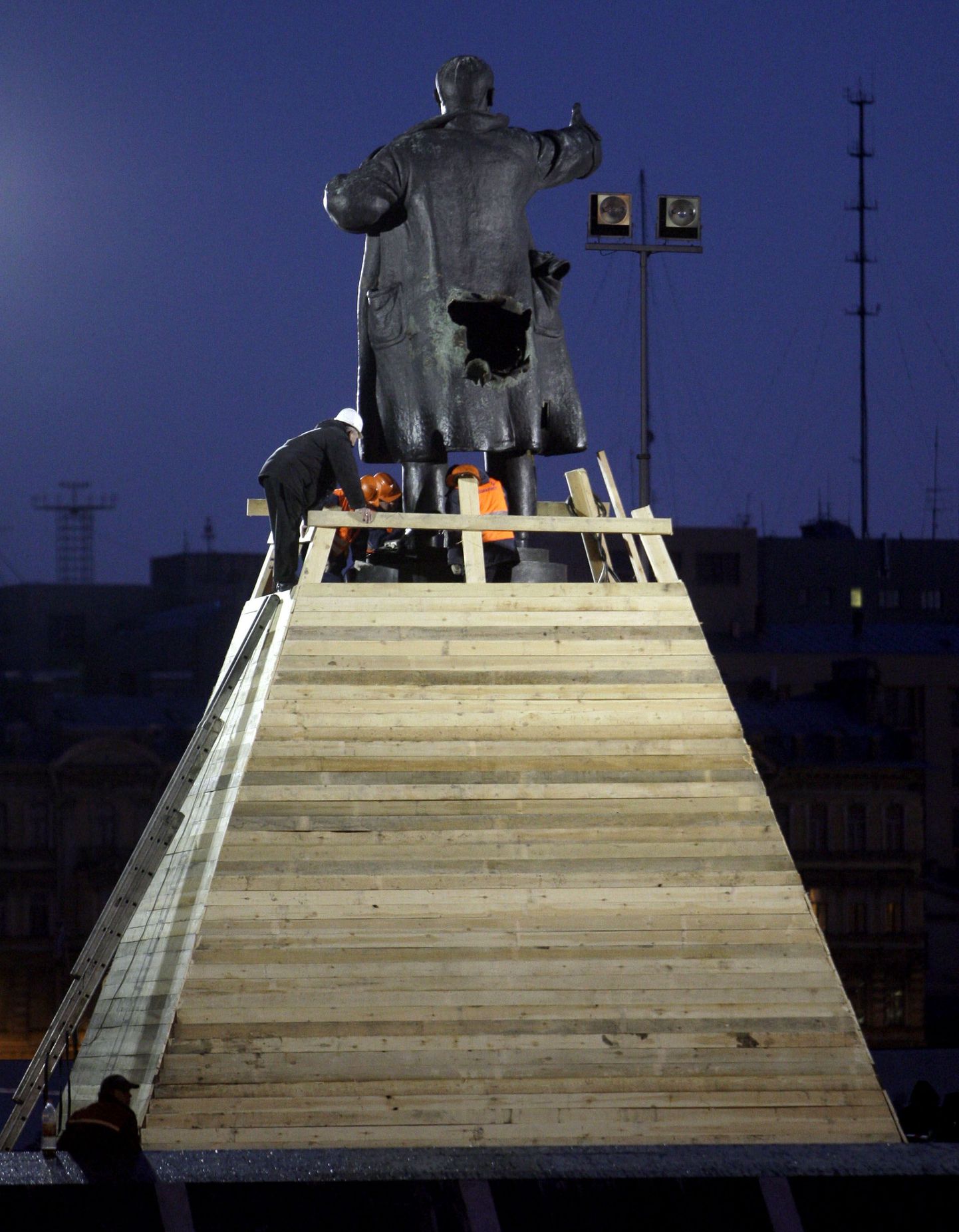 Eile öösel võeti maha plahvatuses viga saanud Lenini kuju, mis seisis Peterburi Soome vaksali juures.