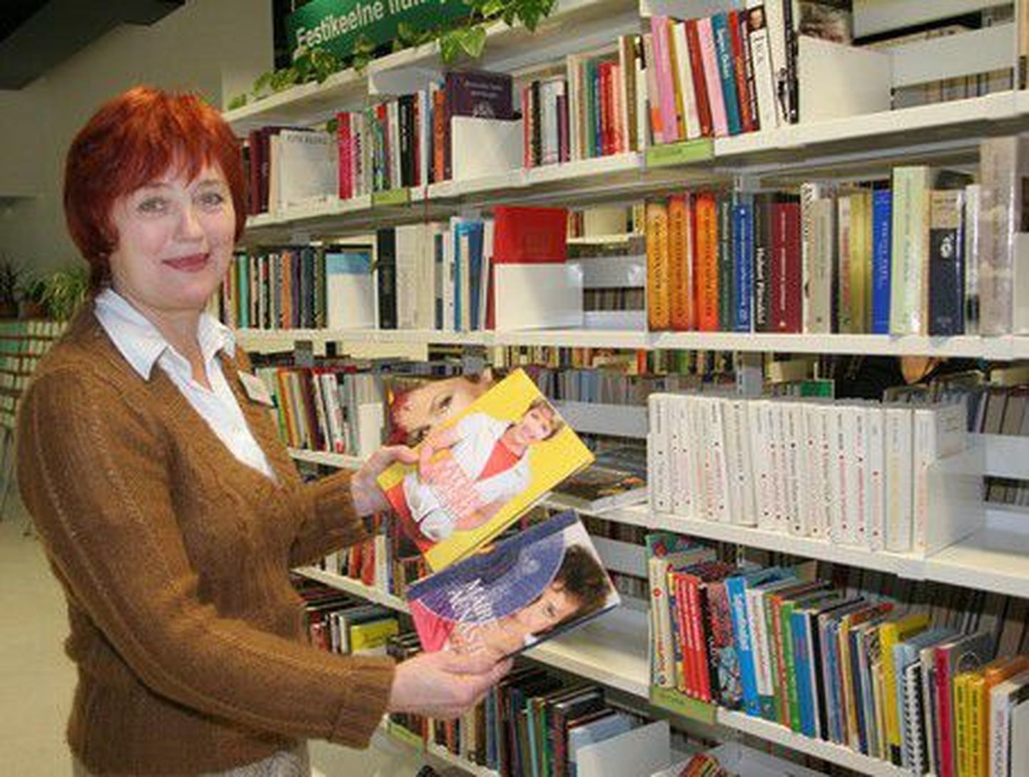 Pärnu keskraamatukogu laenutusosakonna juhataja Kadi Taremaa seisab riiulite juures praegu kõige enam nõutud raamatutega Helgi Sallo, Katrin Karisma ja Maire Aunaste elust.