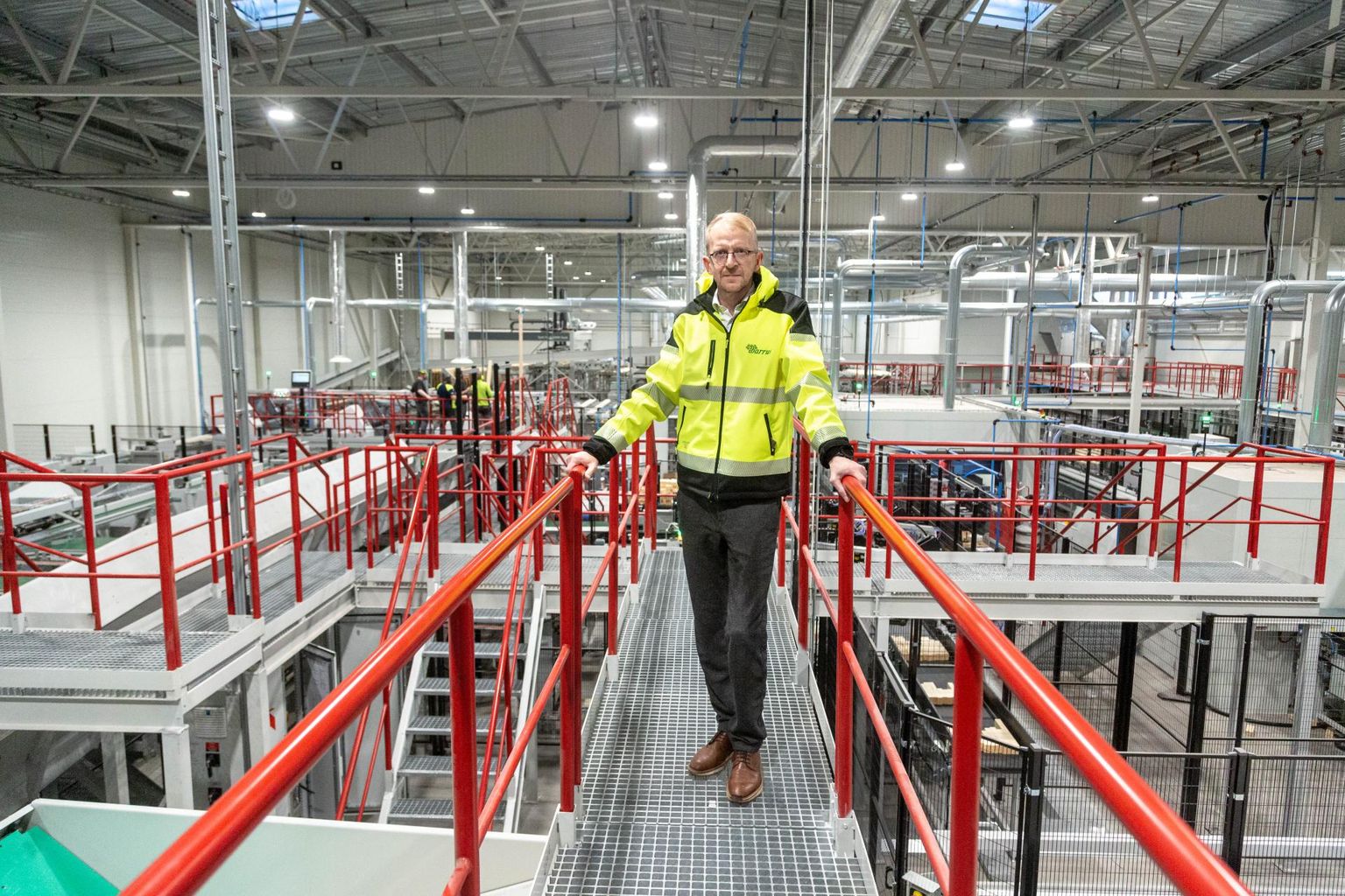 Võrumaa firma tegevjuht Martti Kork näitab vastvalminud ja käivitunud tehast.