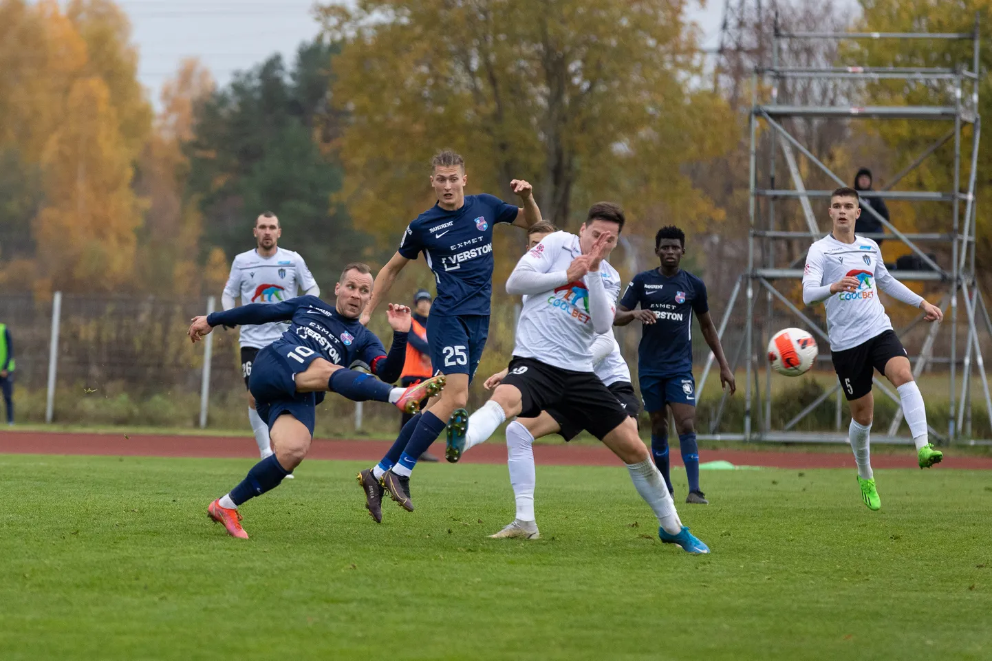 Paide Linnameeskond (sinimustas).