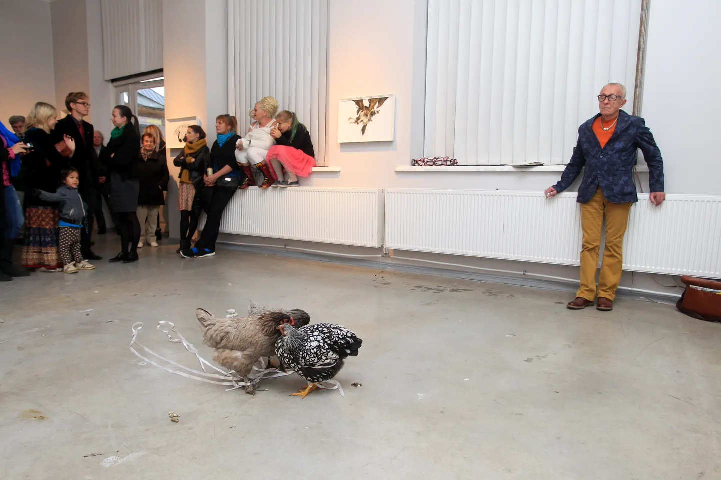 Kalju Konsin (paremal) vaatab Billeneeve näituse avamisel Tartu kunstnike maja monumentaalgaleriis kanu.